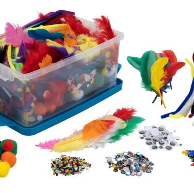Materiais de artesanato coloridos em caixa plástica com tampa azul