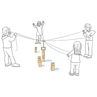 Crianças brincando com blocos de madeira e cordas