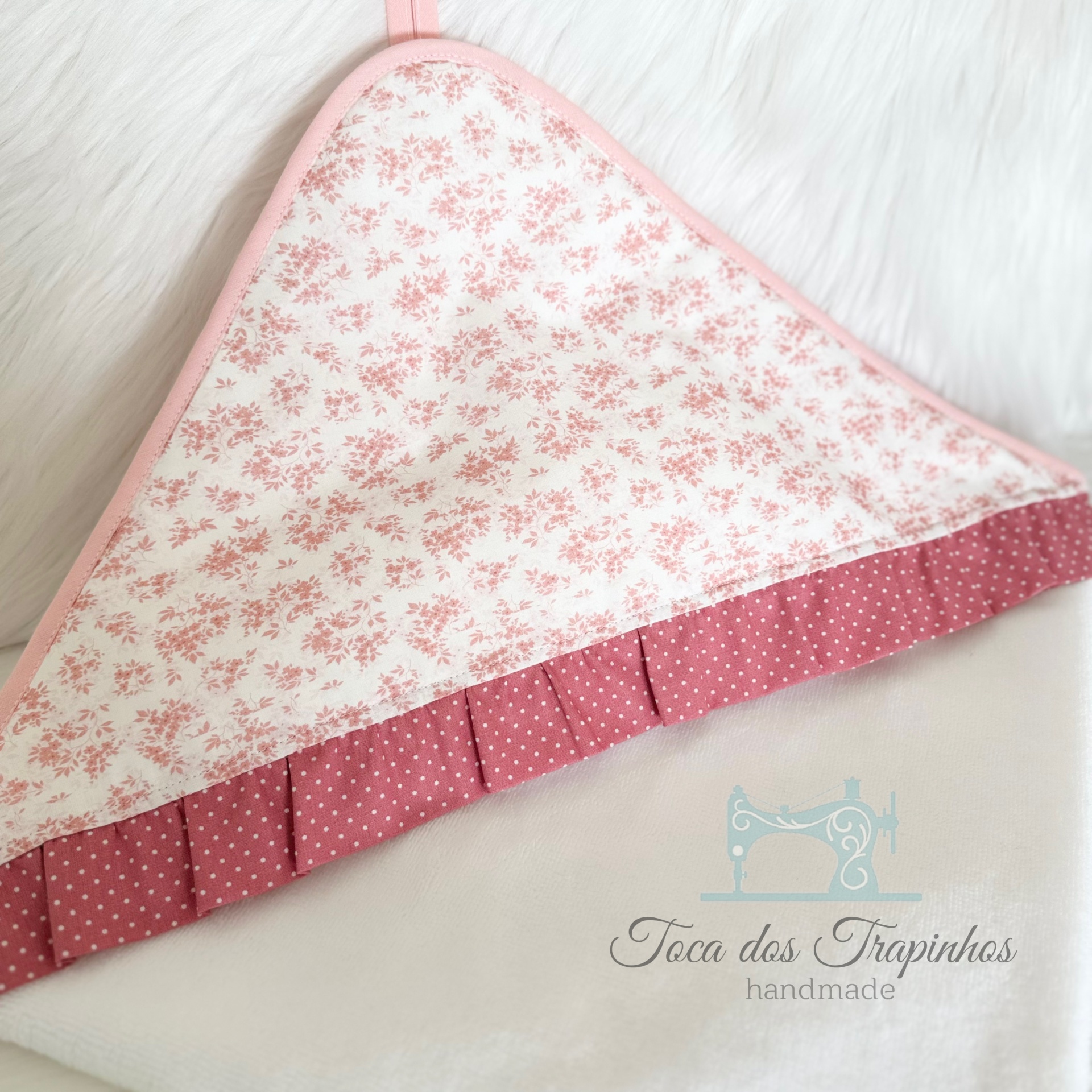 Toalha de bebé branca e rosa com capuz floral e barra rosa com pontos brancos