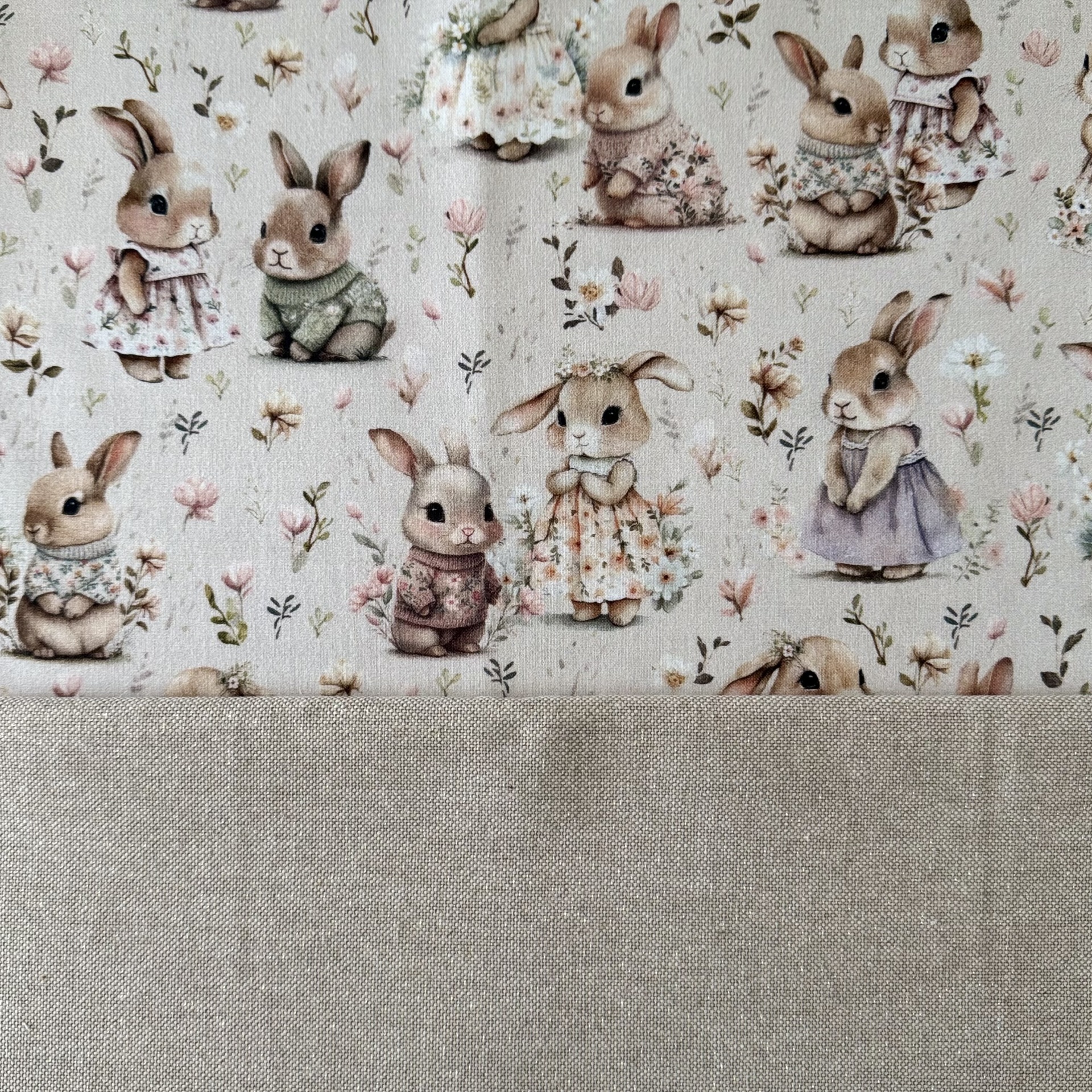 tecidos com padrão de coelhinhos vestidos e tecido cinzento claro