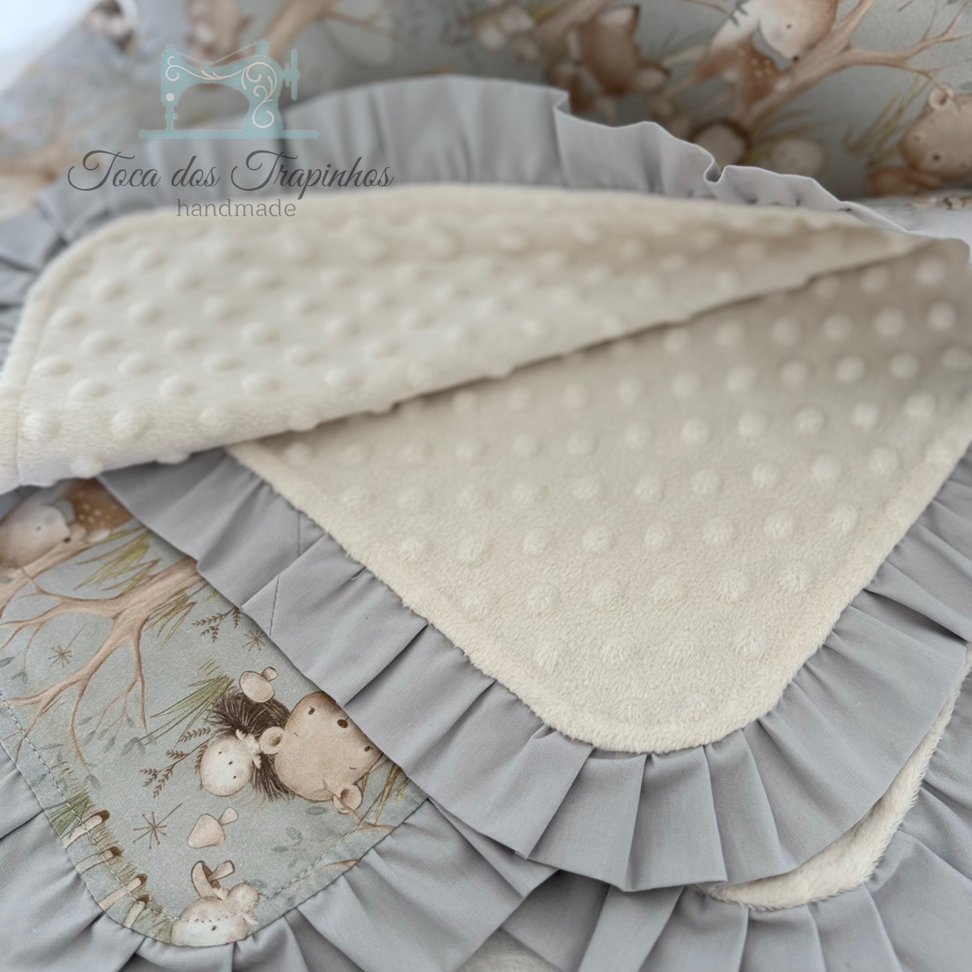 Manta de bebé com tecido creme texturizado e borda cinza