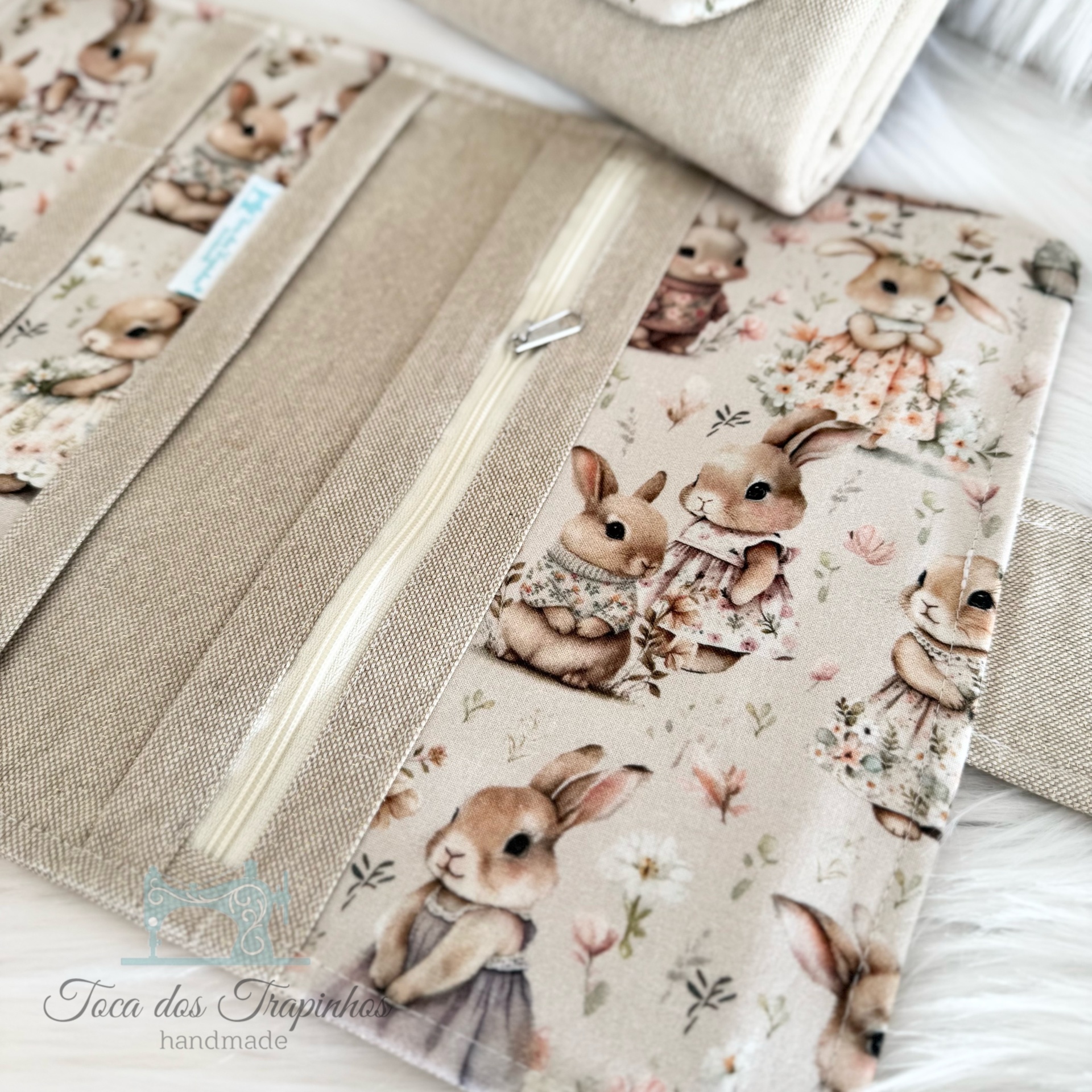 Carteira ou organizador com tecido bege e padrão de coelhinhos em vestidos florais