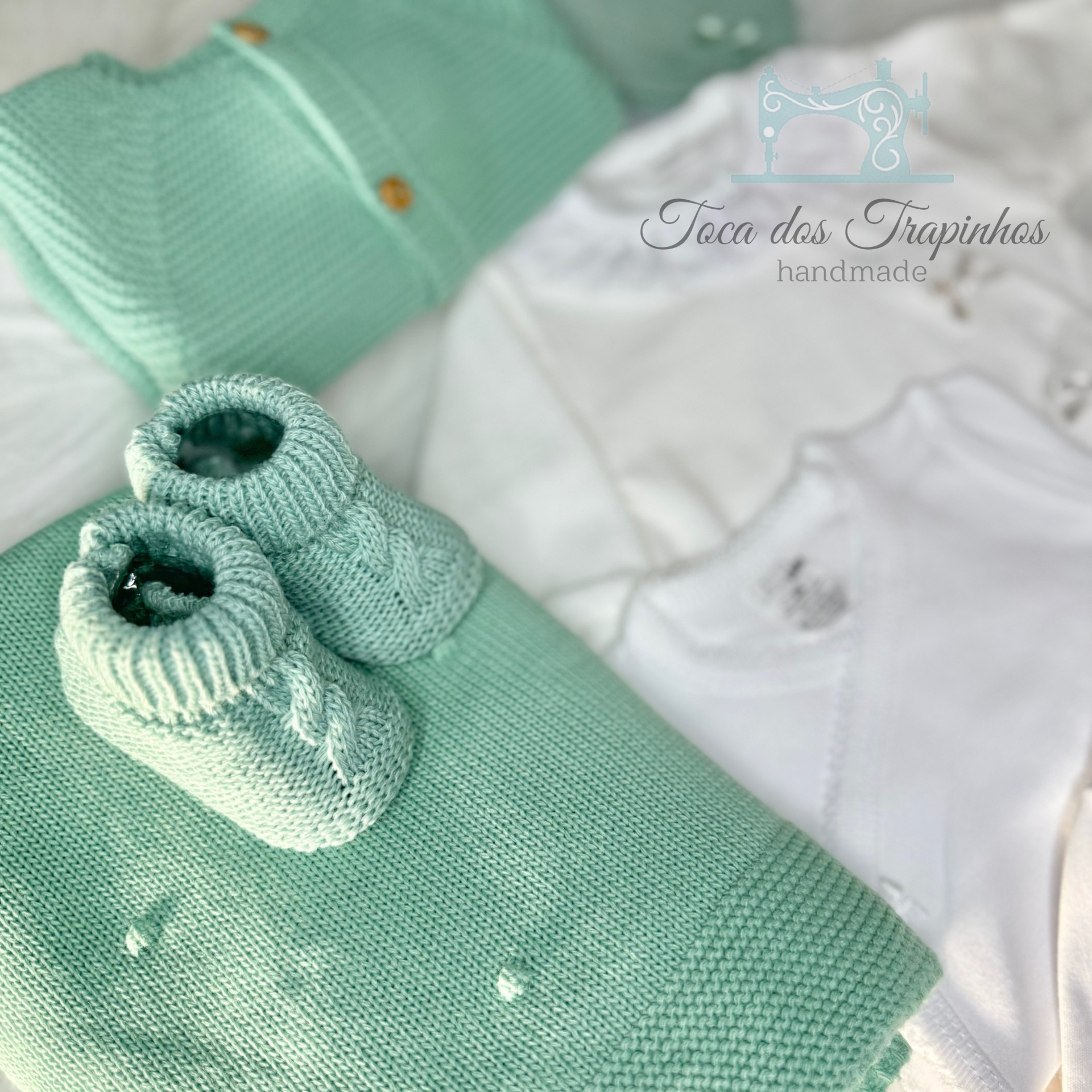 Conjunto de roupas de bebé em malha verde claro e body branco com logótipo Toca dos Trapinhos