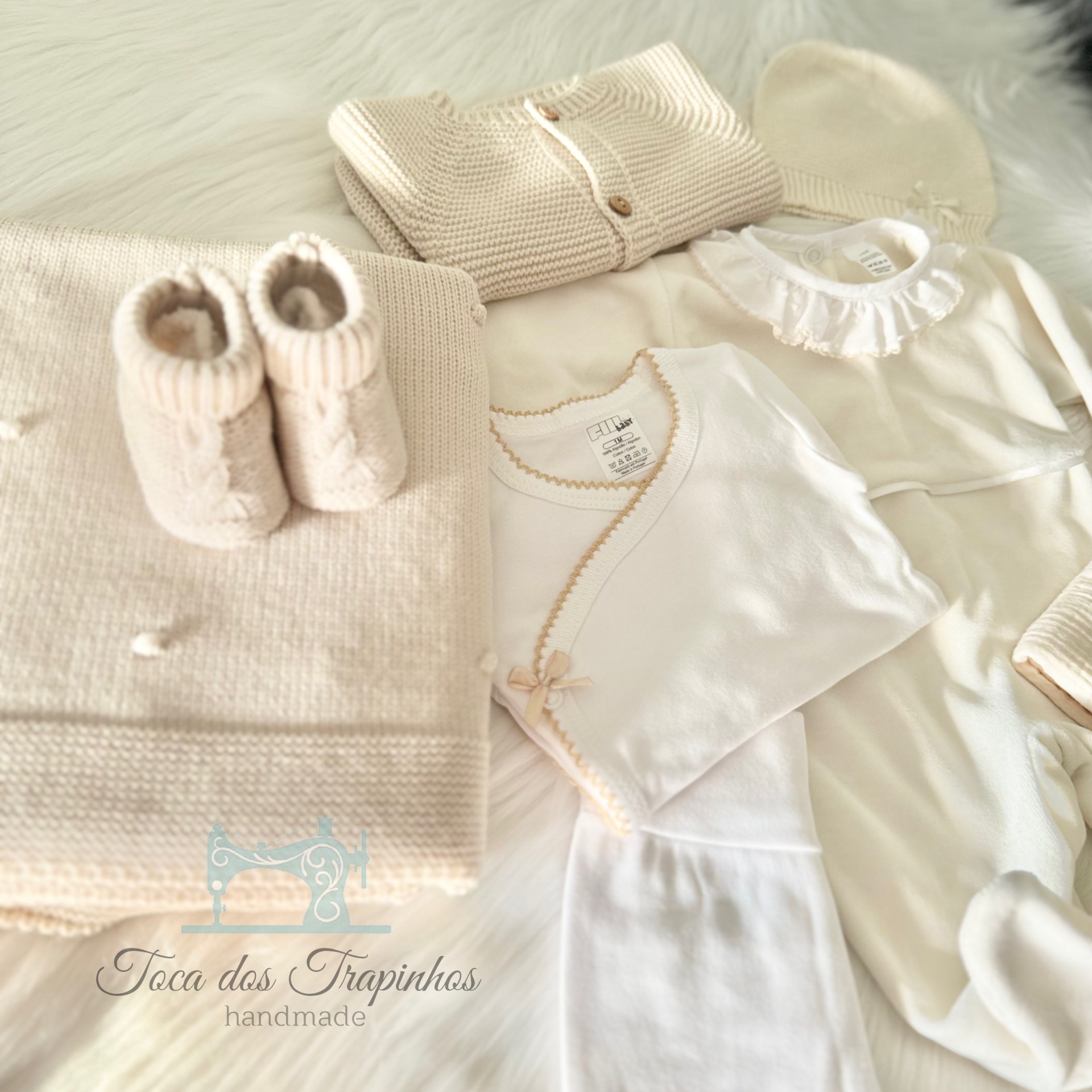Conjunto de roupa e acessórios para bebé em tons creme e bege