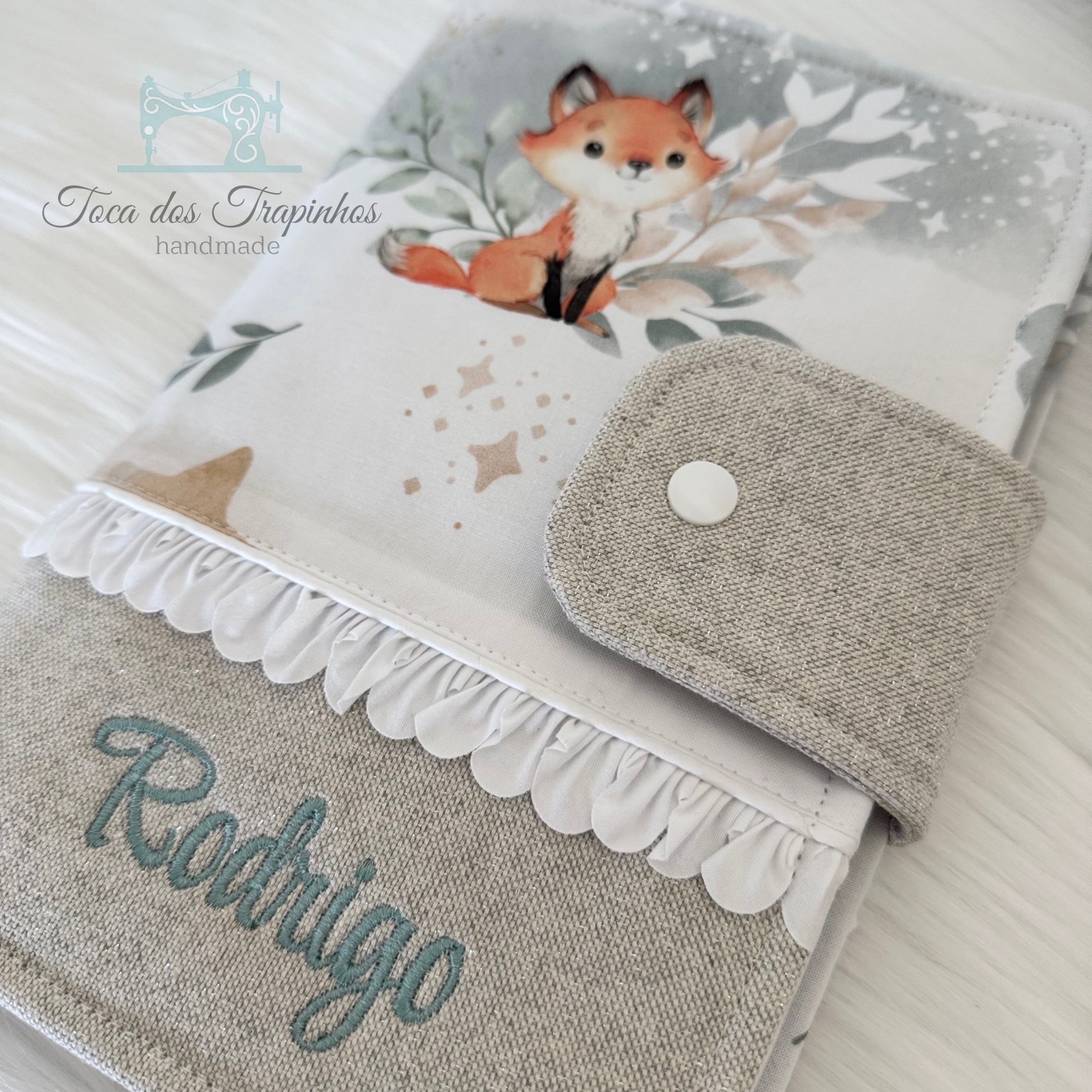 Capa de tecido para caderno com raposa e nome bordado Rodrigo