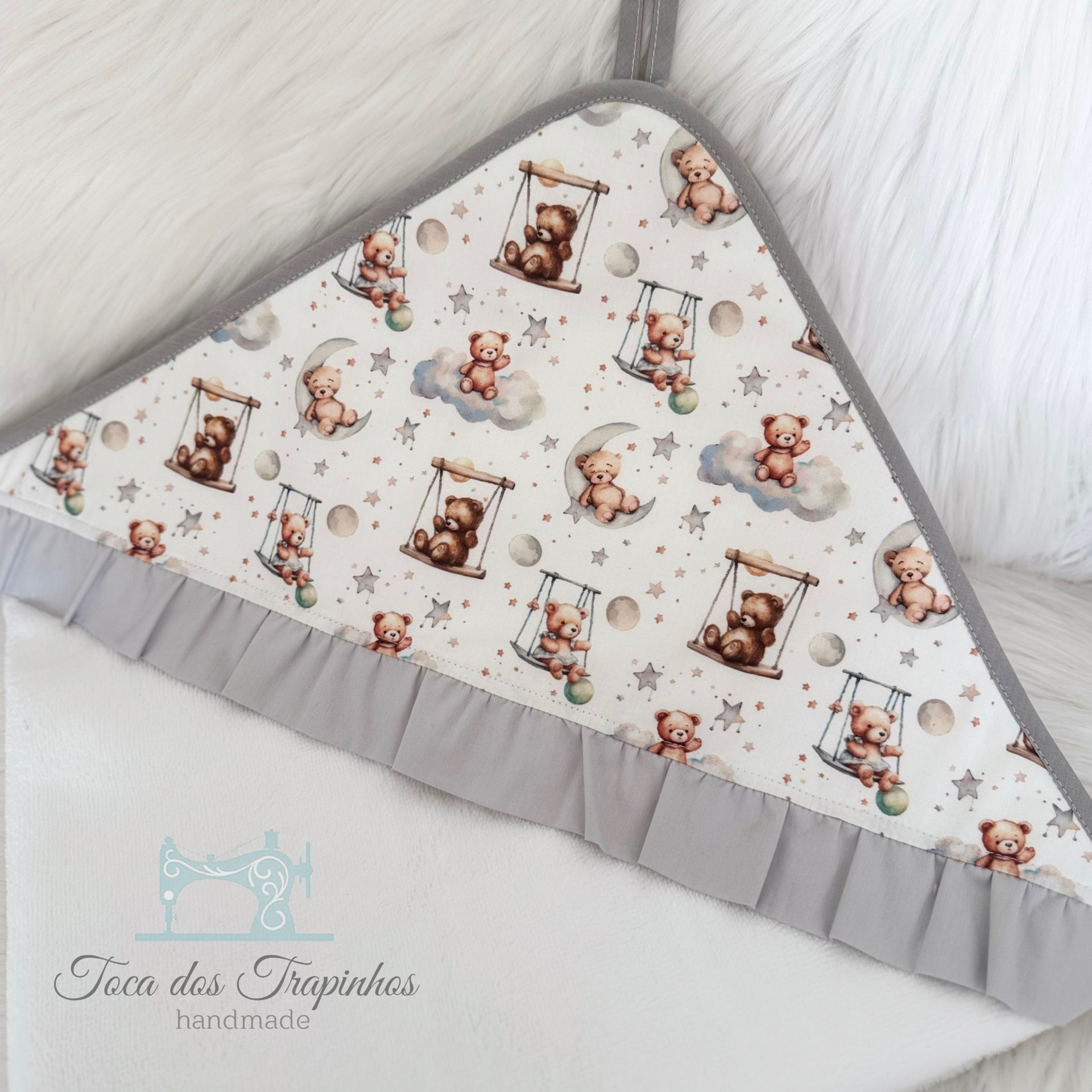 Toalha de bebé branca com padrão de ursinhos e estrelas e frisos cinzentos