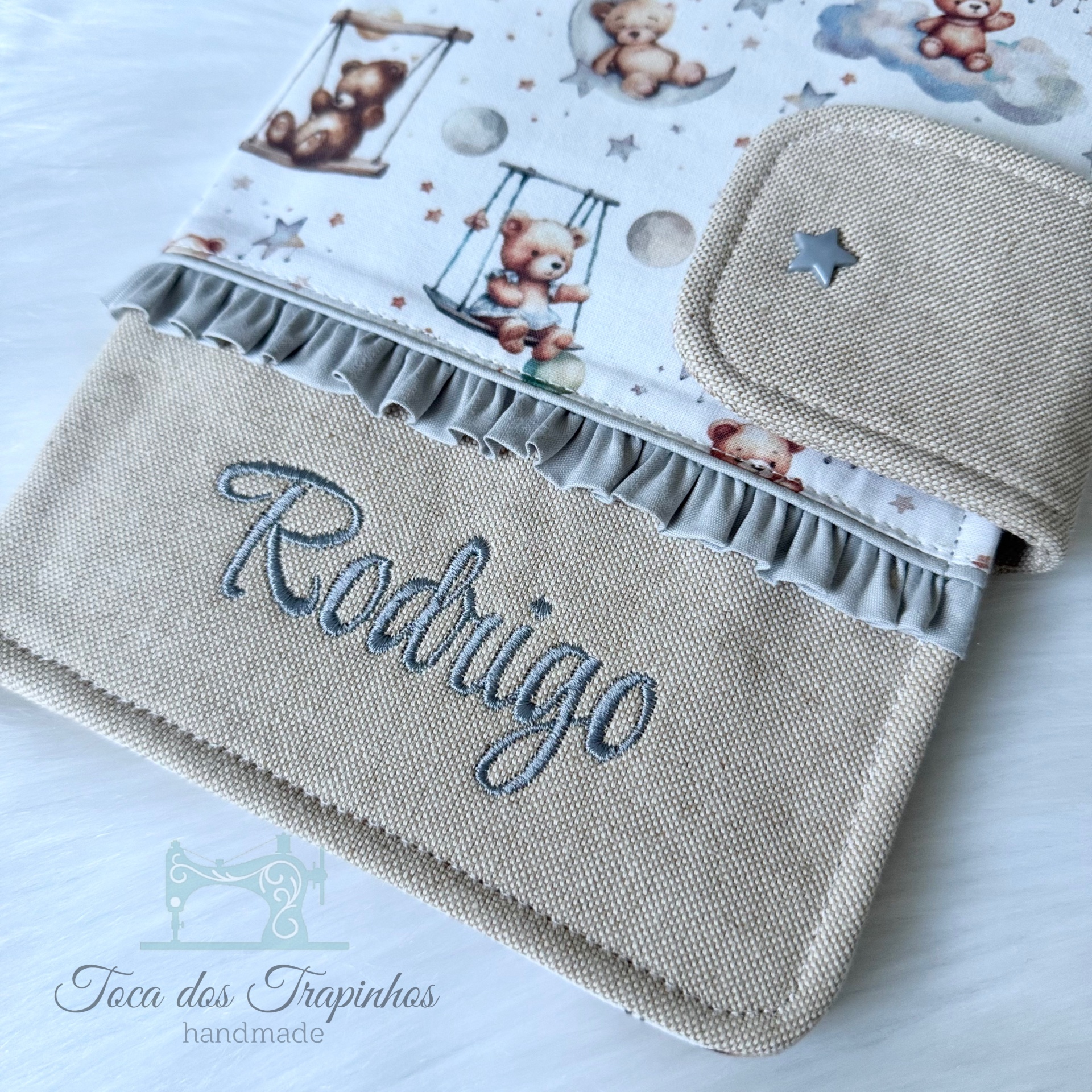 Capa em tecido com ursinhos, nome Rodrigo bordado e detalhes em tecido cru com folho cinzento