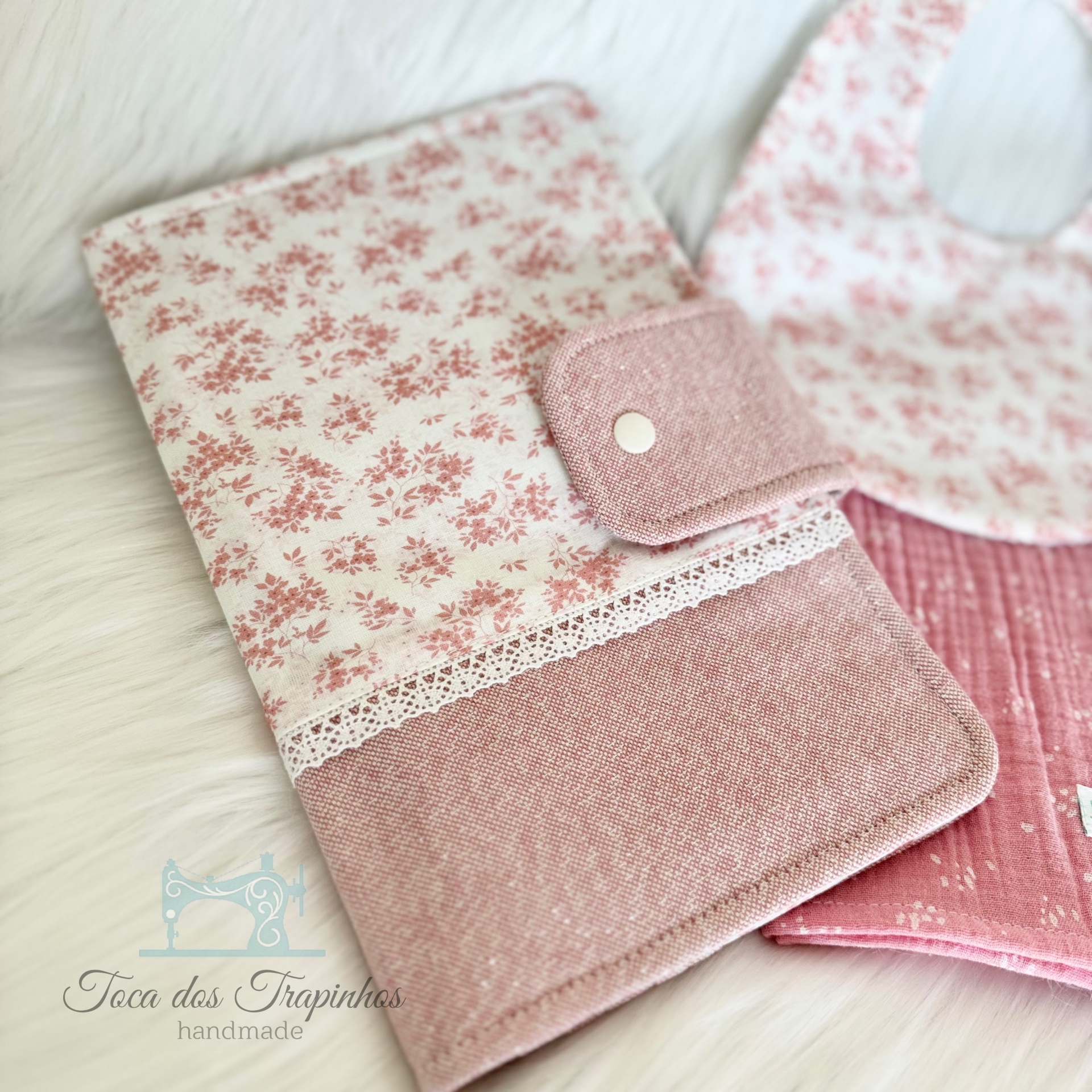 Capa para caderno floral rosa com fecho e babete cor de rosa