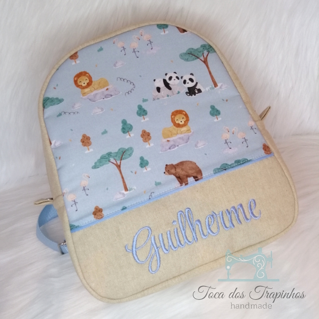 Mochila infantil azul com desenhos de animais e nome bordado Guilherme