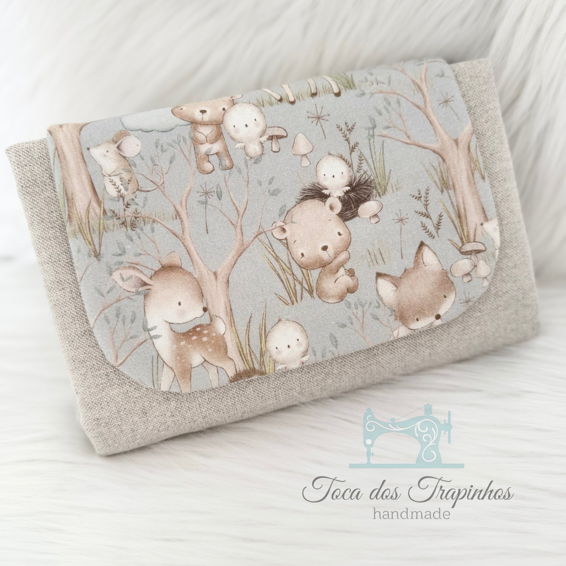 Carteira em tecido com padrão de animais da floresta em tons pastel