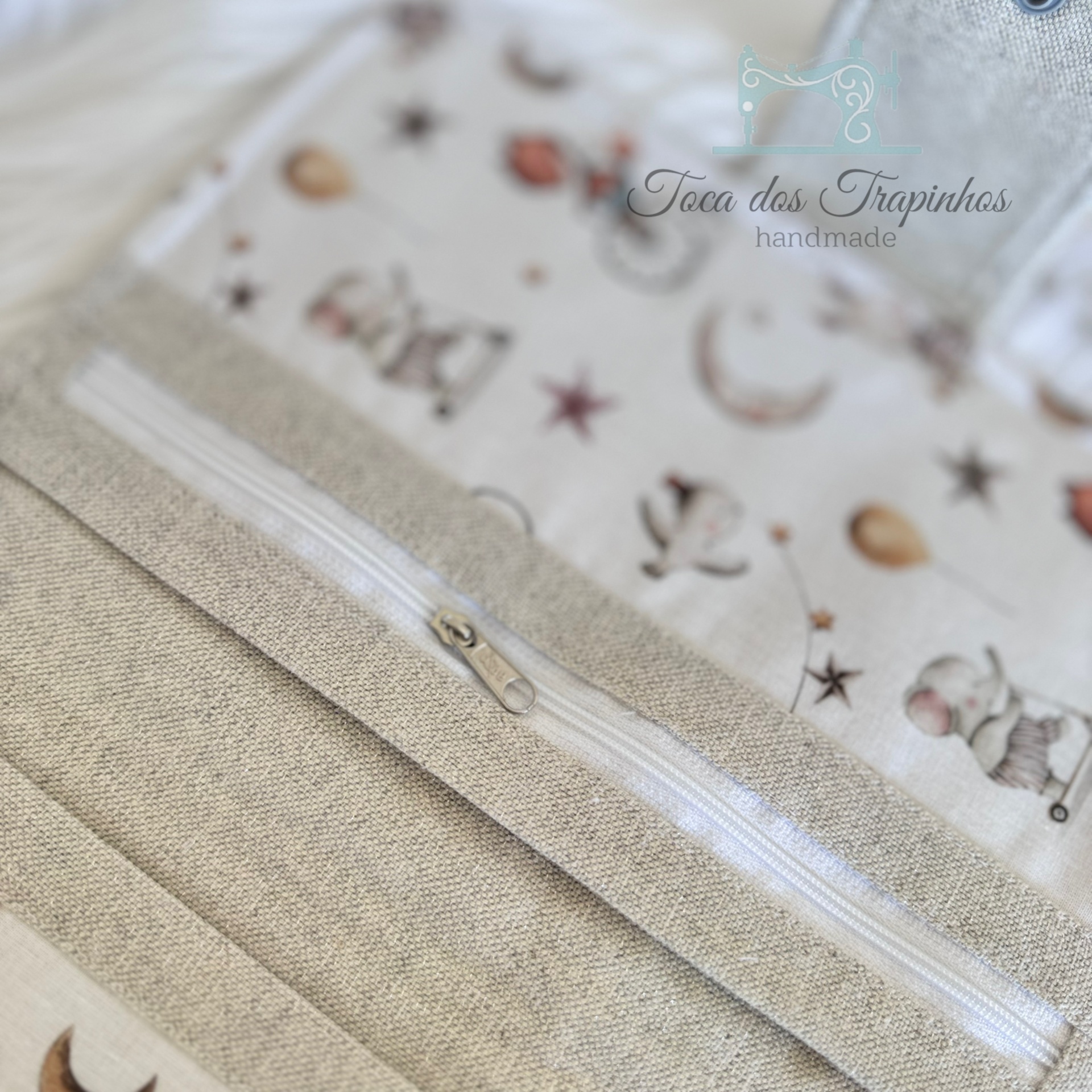 Estojo artesanal com padrão animais bebés, fecho branco e logótipo Toca dos Trapinhos handmade