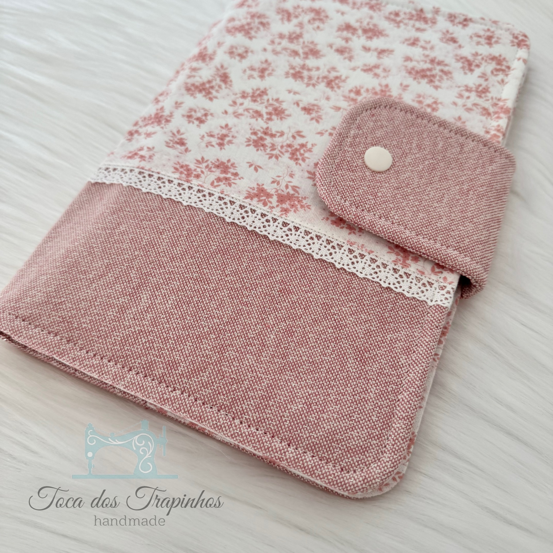 Capa de tecido handmade floral e lisa rosa com renda e botão branco
