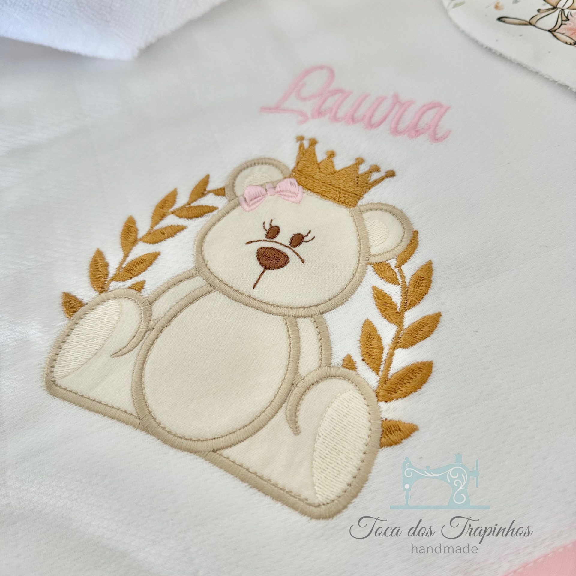 Toalha branca bordada com ursinho, coroa e nome Laura