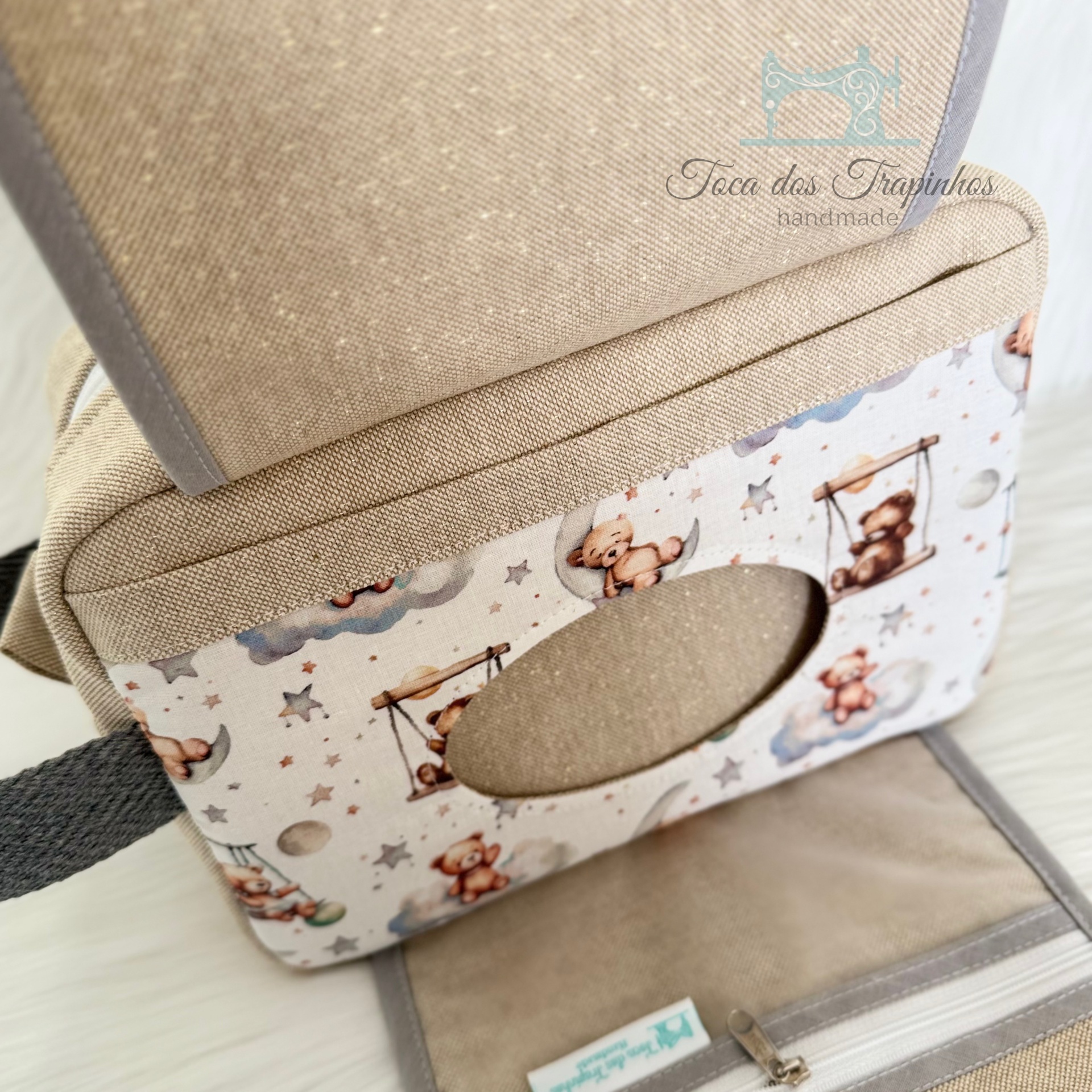 Bolsa bege com padrão de ursinhos e estrelas, com abertura oval