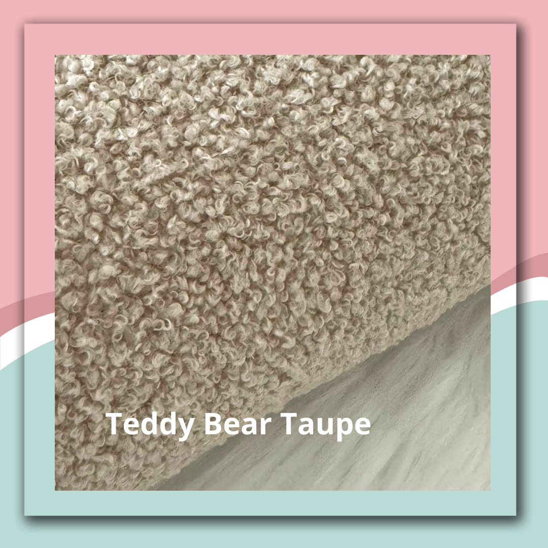 tecido boucle taupe com texto Teddy Bear Taupe e fundo colorido