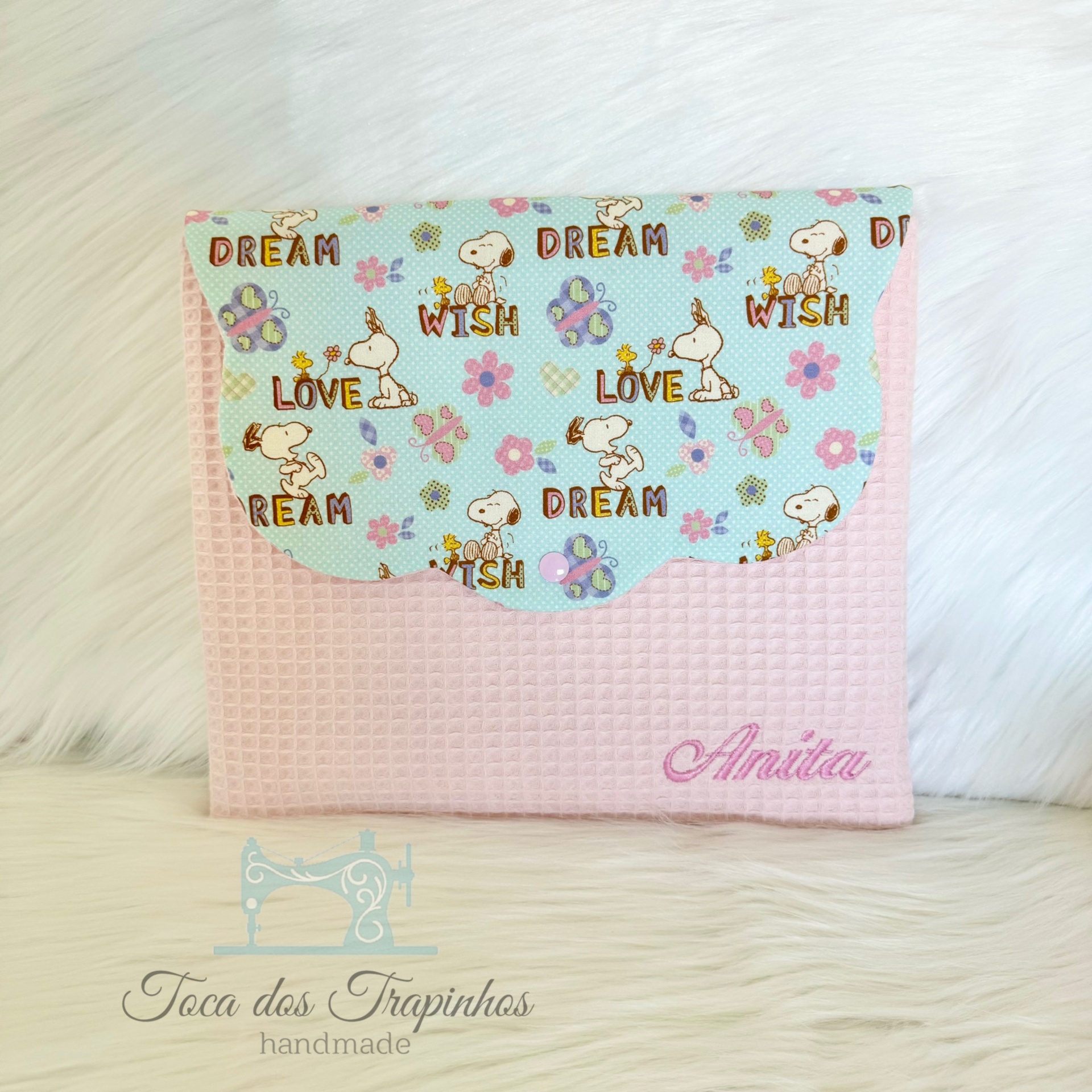 Bolsa rosa claro com aba estampada com Snoopy e texto, bordado com nome Anita