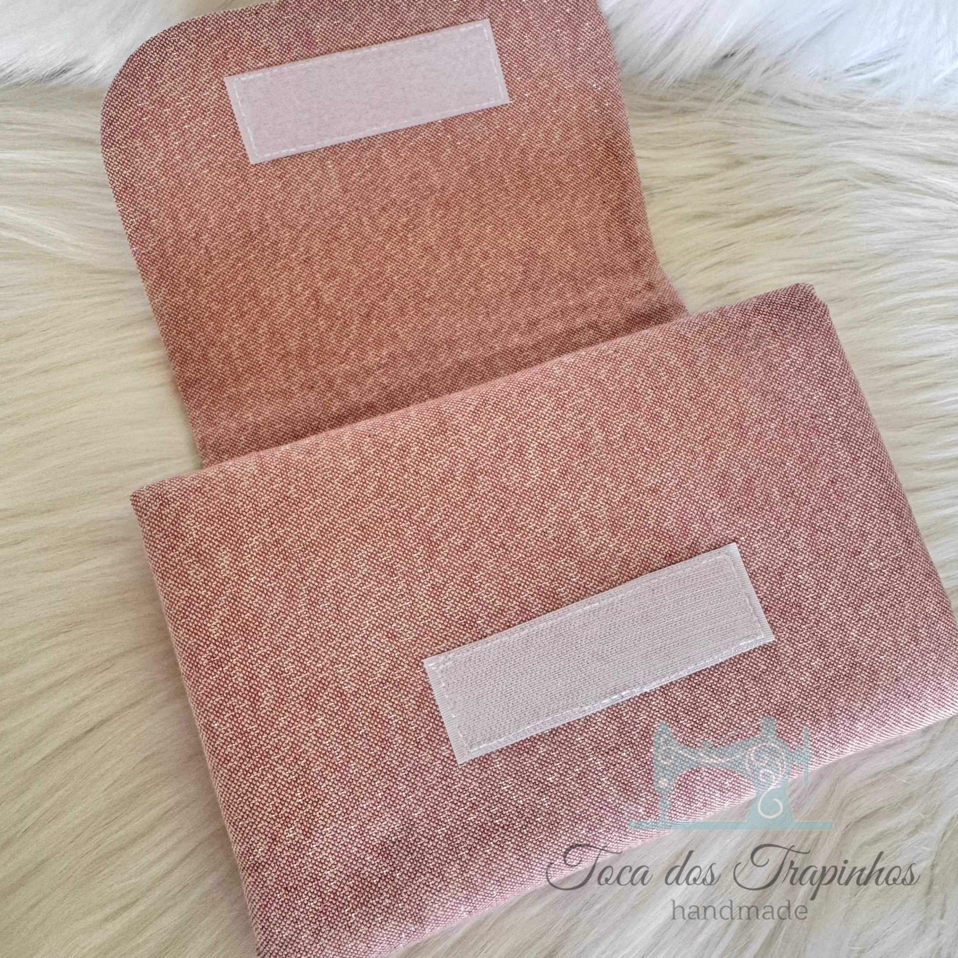 Carteira rosa claro em tecido com fecho adesivo e marca Toca dos Trapinhos