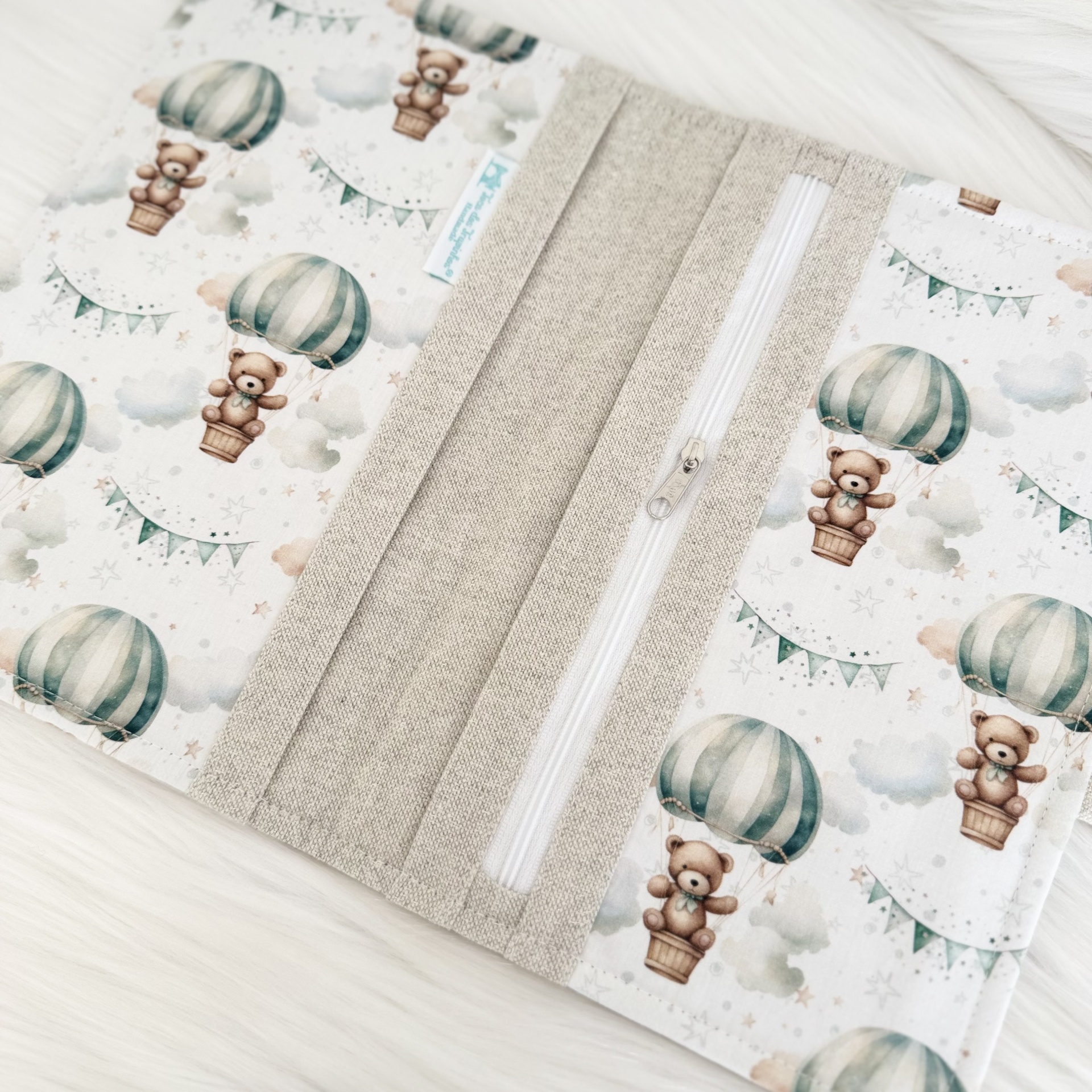 Carteira em tecido com padrão de ursinhos em balões e fecho zip branco