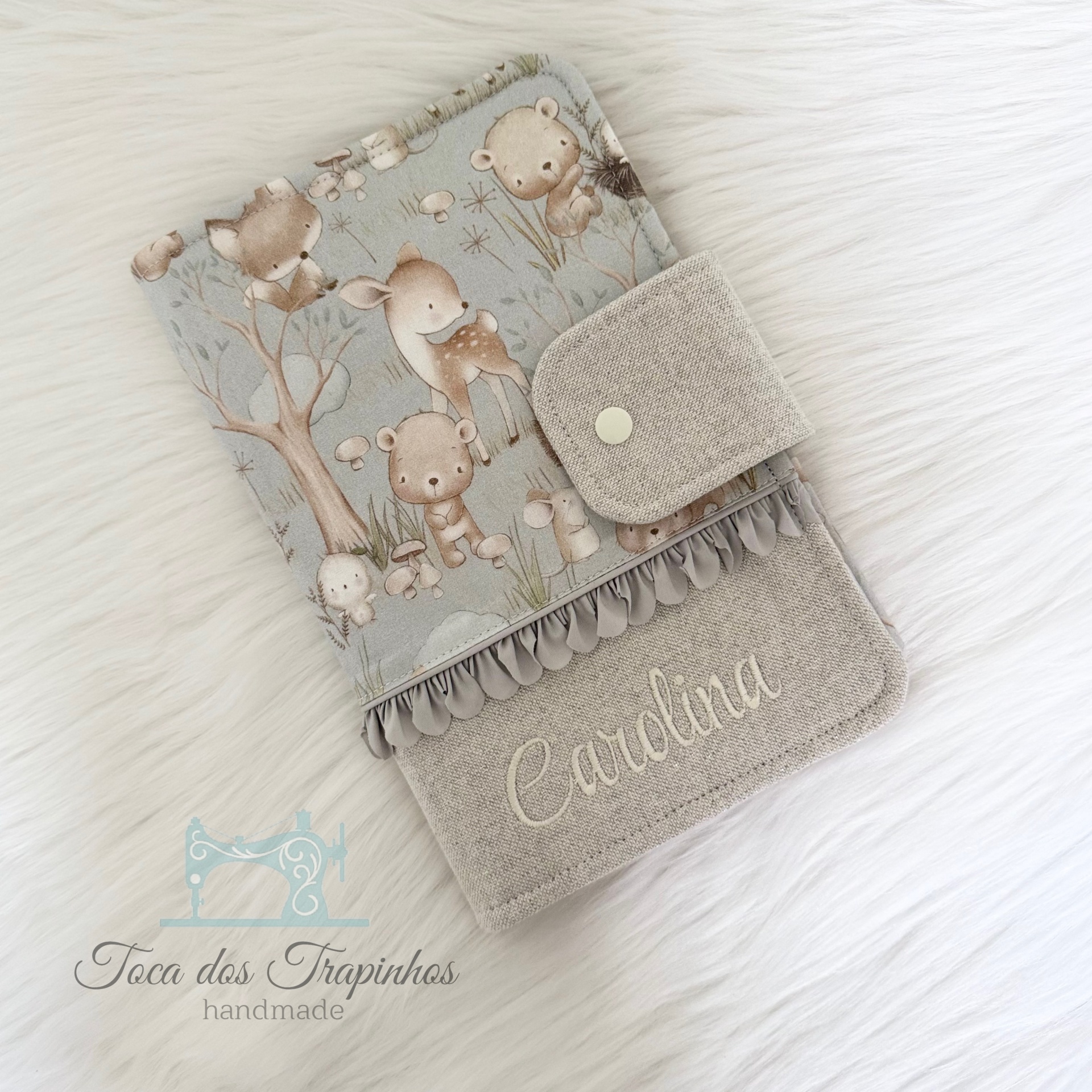 Capa de tecido para caderno com estampado de animais da floresta e nome Carolina bordado