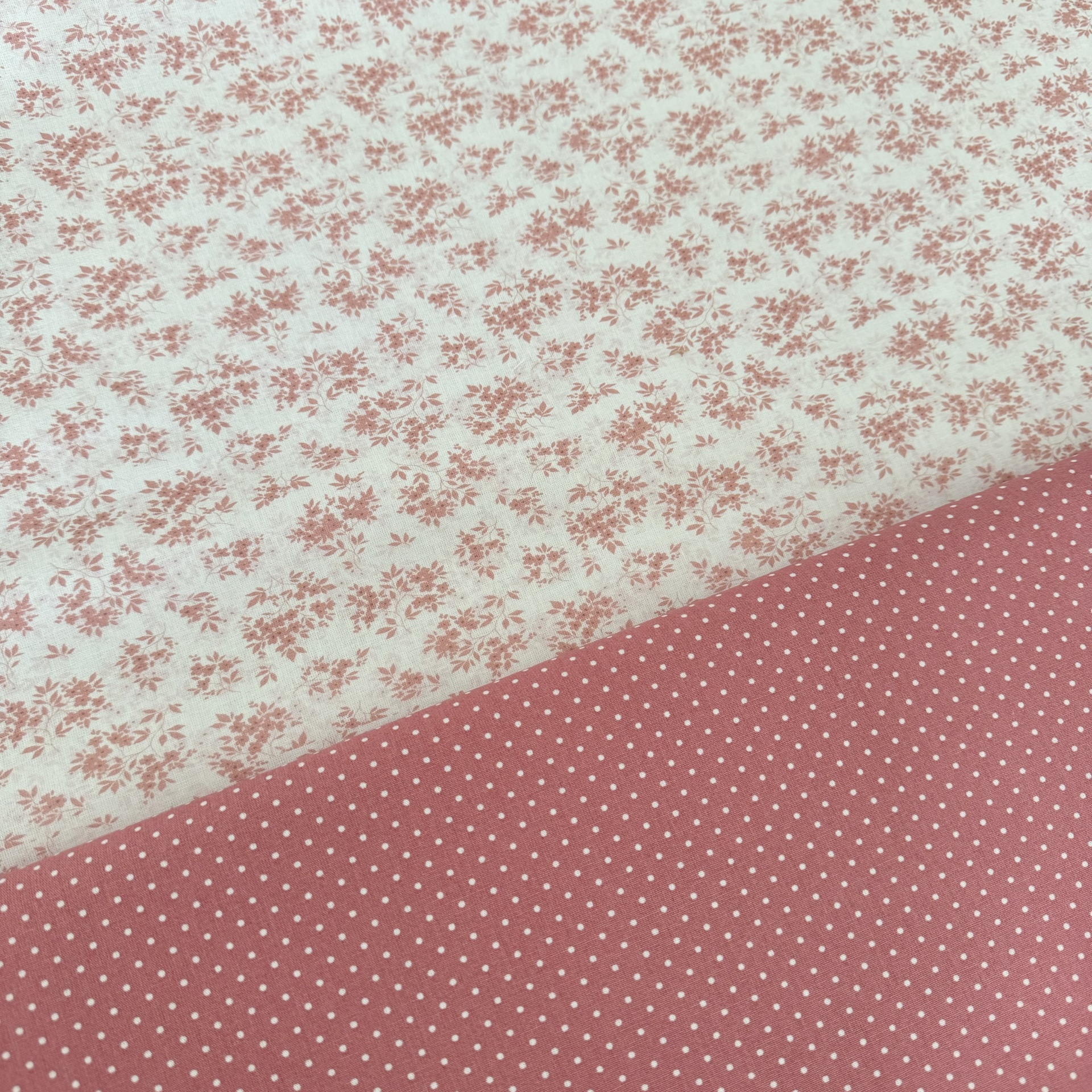 Tecido floral rosa claro e tecido rosa com pequenos pontos brancos
