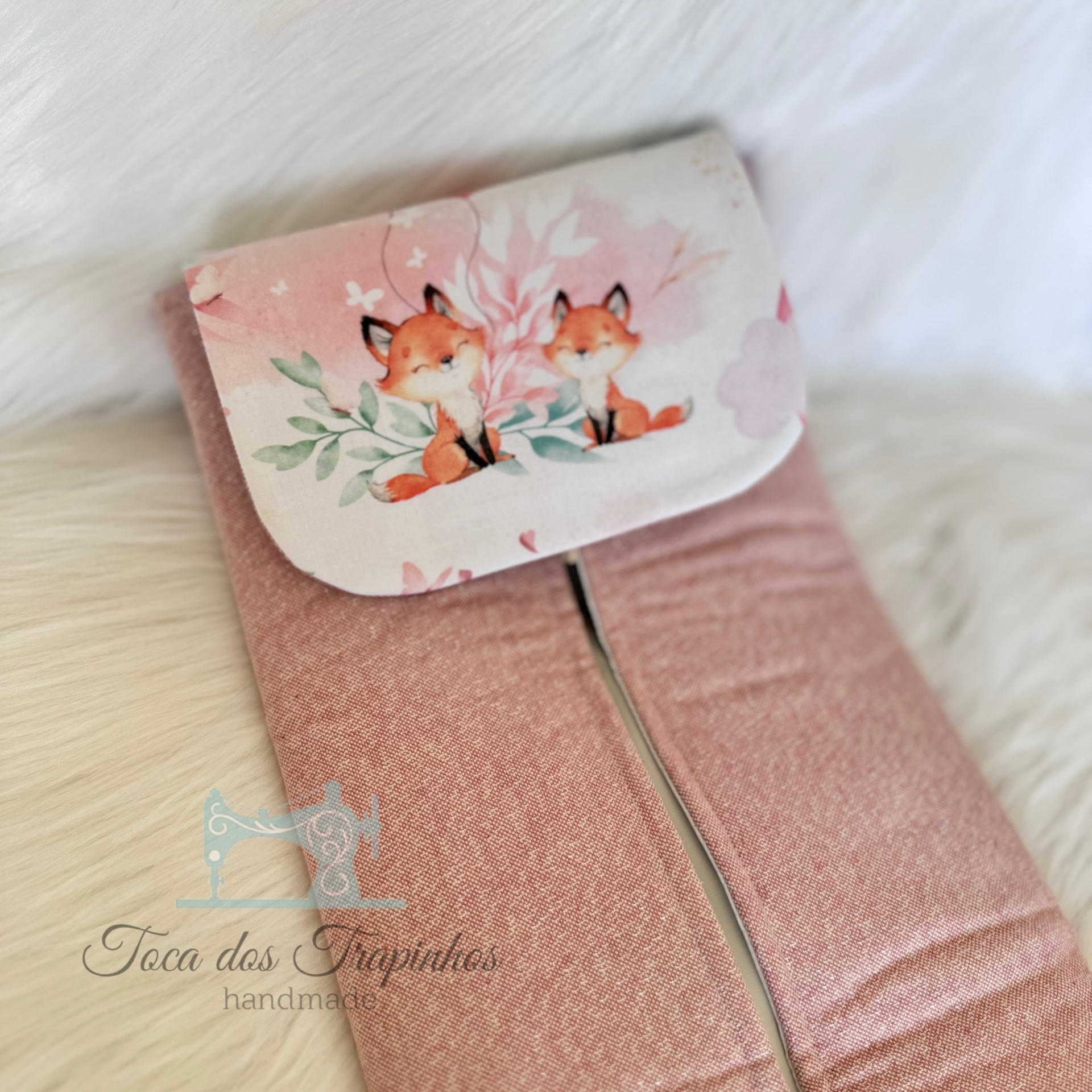 Bolsa de tecido rosa com aba estampada de raposas e folhagem