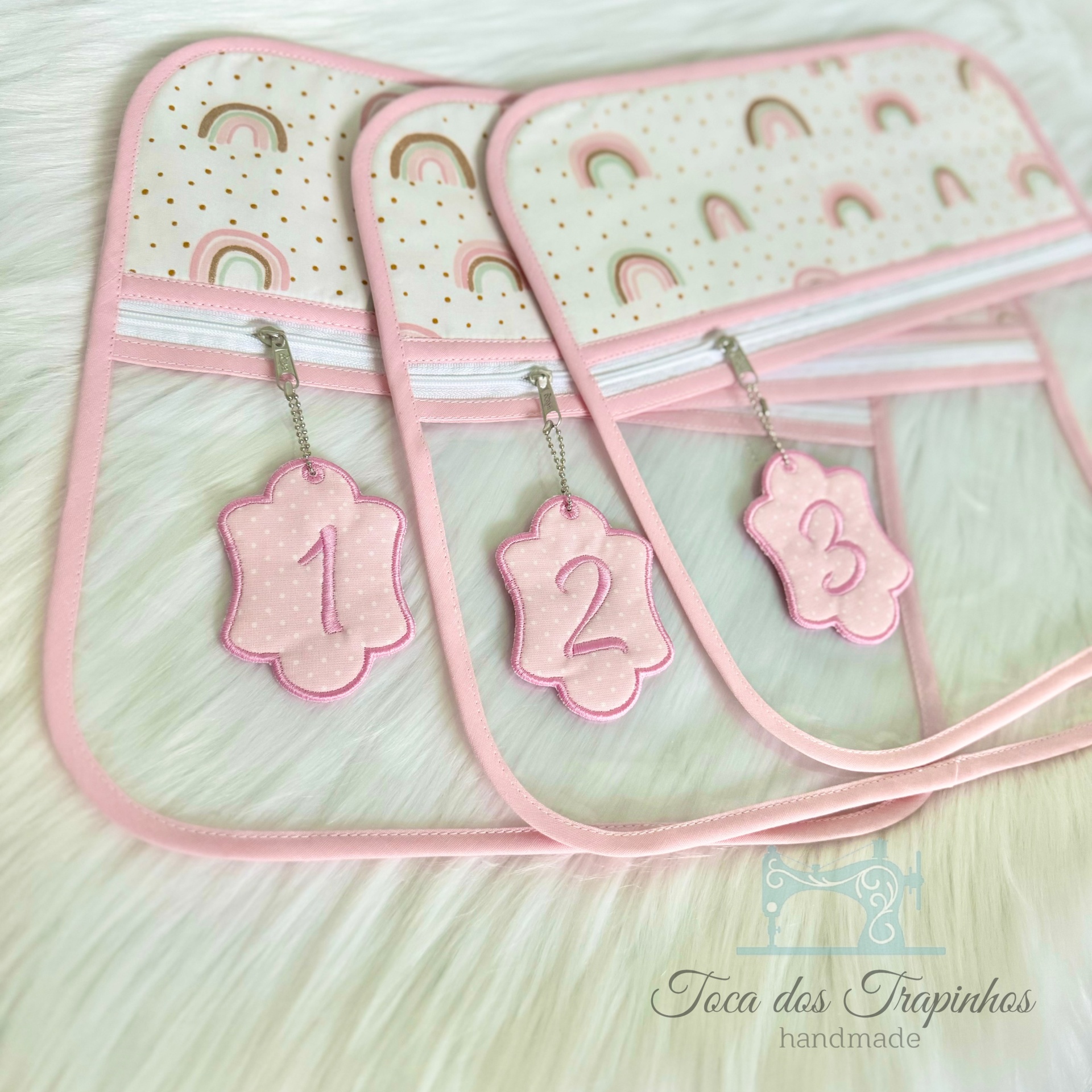 Organizadores de tecido com padrão de arcos-íris e chaveiros numerados em cor-de-rosa