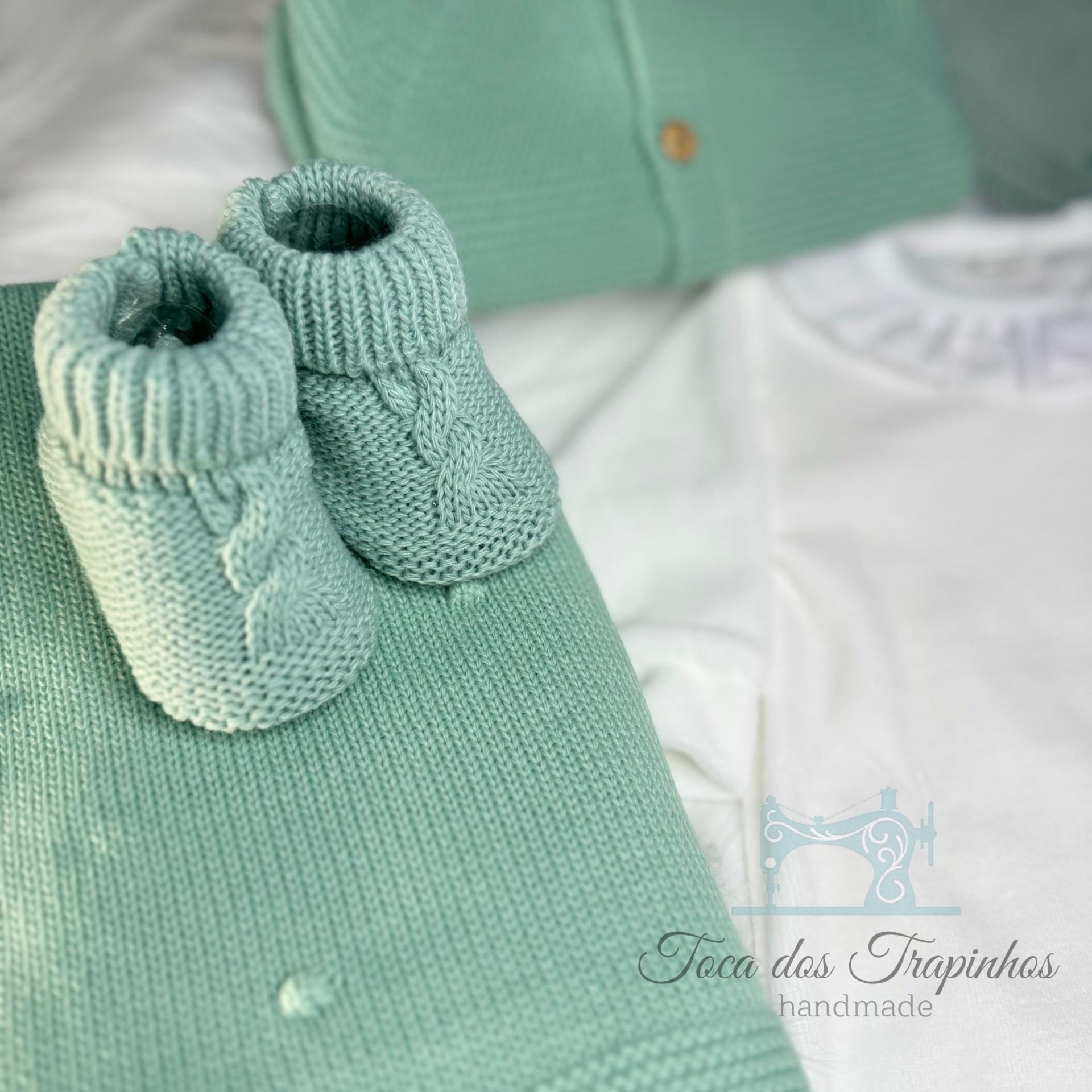 Conjunto roupa bebé verde água e branco com botinhas, manta, body e casaco, marca Toca das Frapinhas