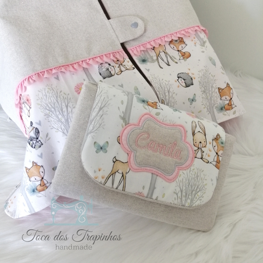 Conjunto de artigos têxteis infantis com desenho de animais e bordado com o nome Camila