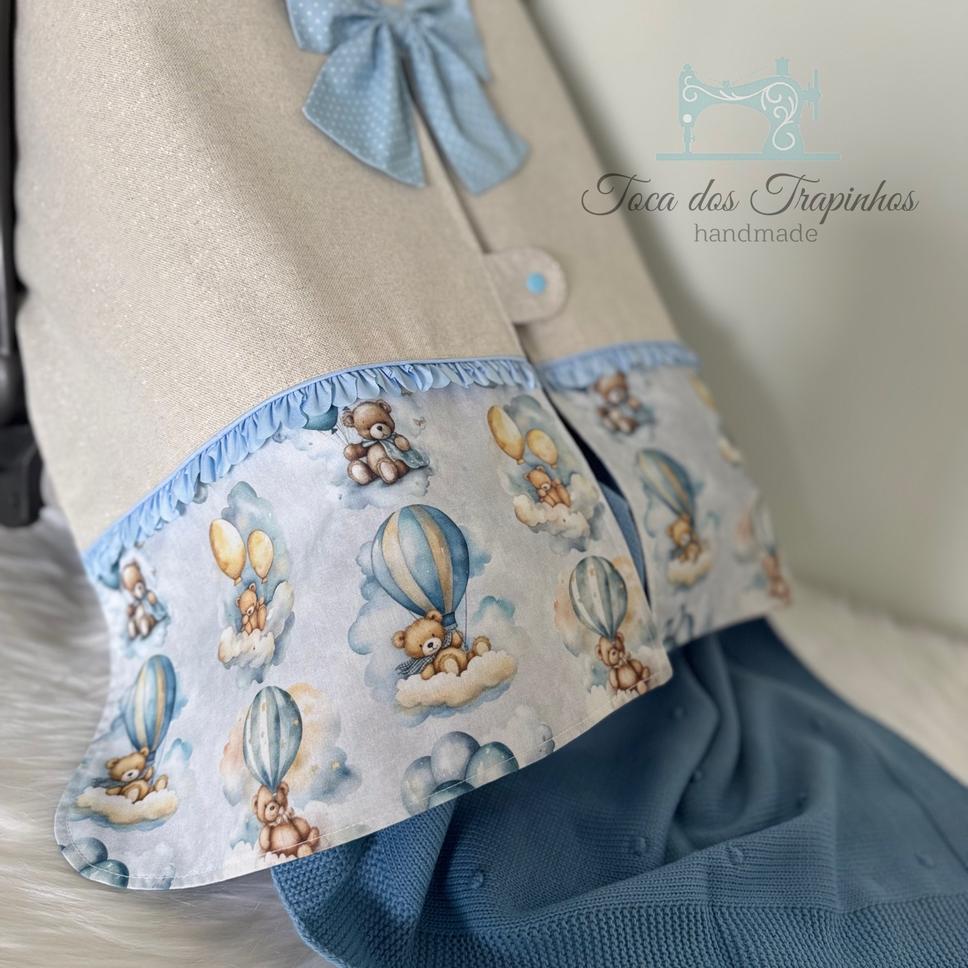 Saco de pano creme com estampado azul e ursinhos com balões