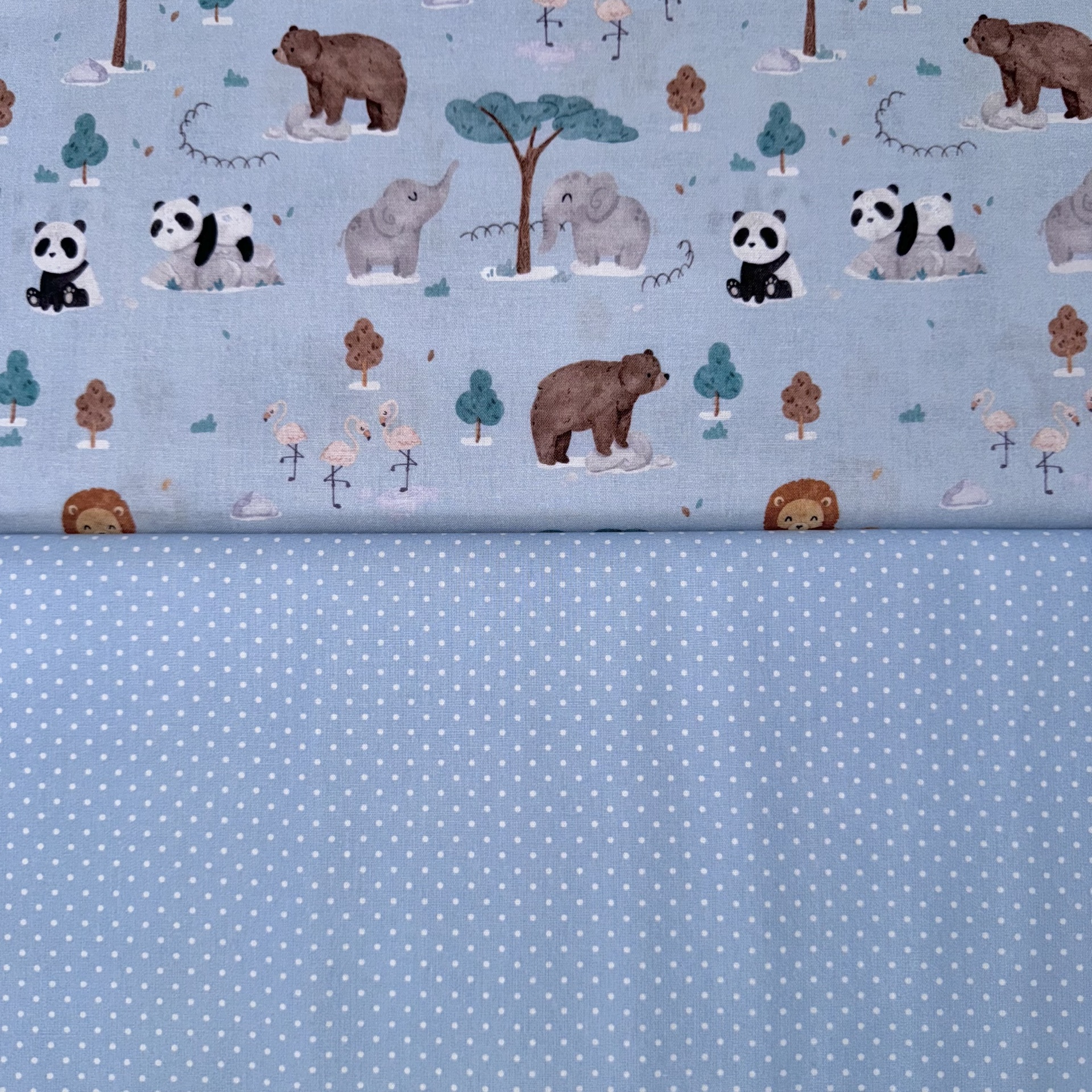 Tecido azul claro com desenho de animais e tecido azul claro com bolinhas brancas