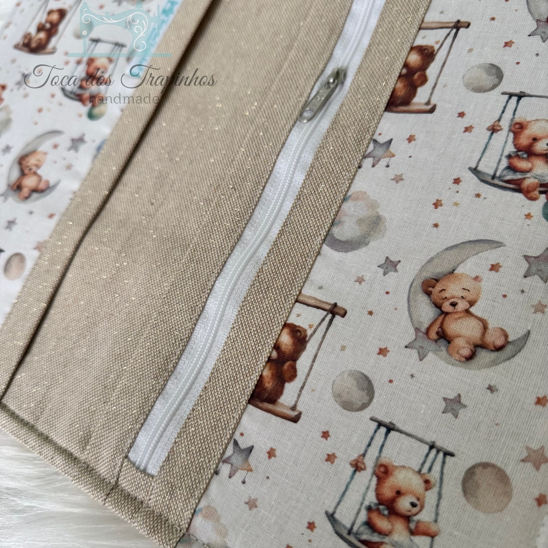 Estojo com fecho branco e tecido estampado com ursos e estrelas.