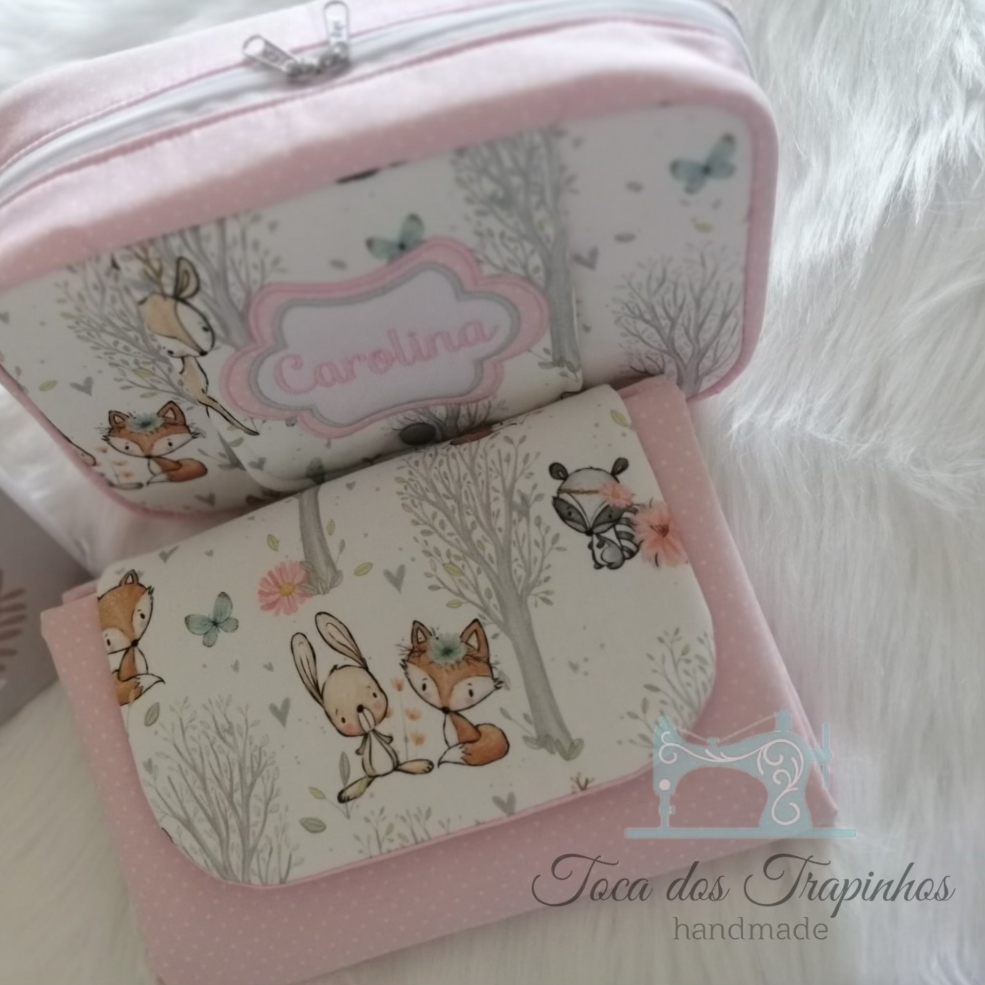 Estojo e carteira ilustrados com animais e flores, tecidos em tons de rosa e bege