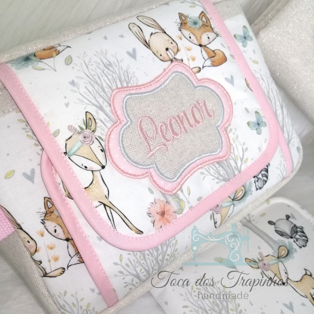 Mala infantil com estampas de animais e nome Leonor bordado