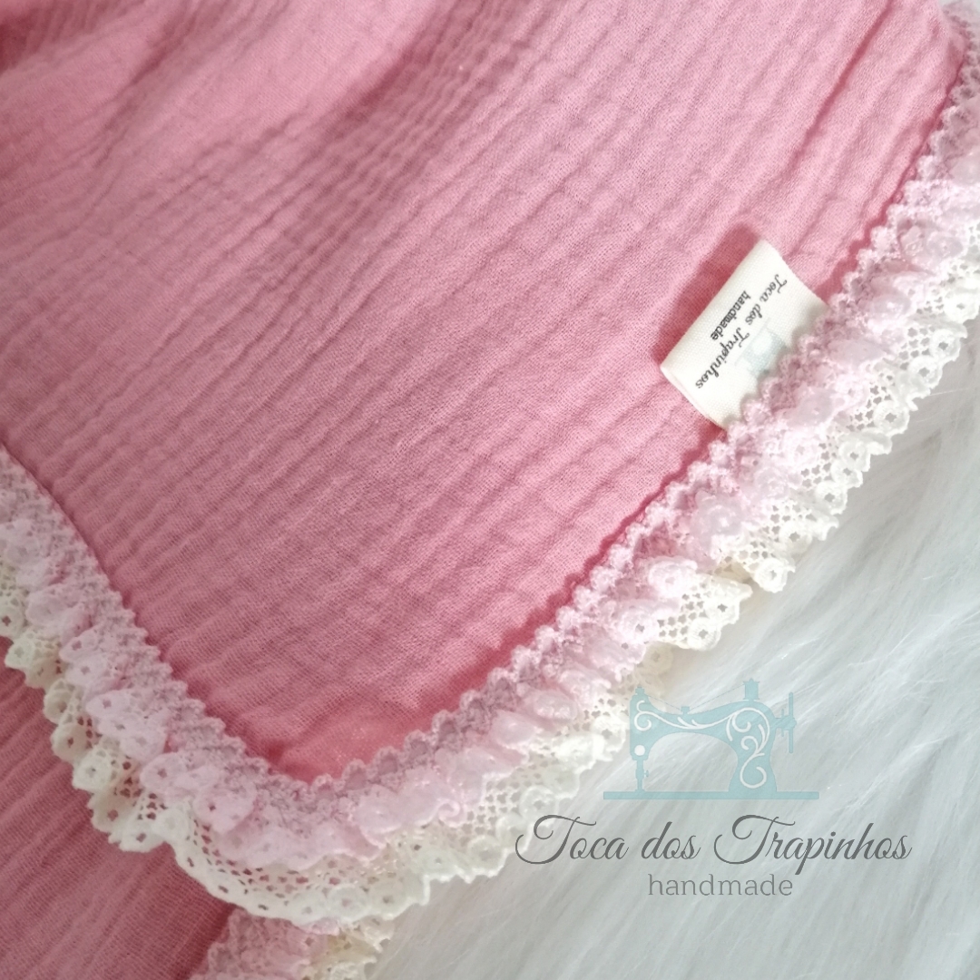 Pano rosa com renda branca e etiqueta