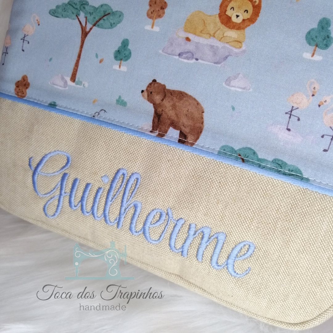 Bolsa em tecido com animais estampados e nome bordado Guilherme