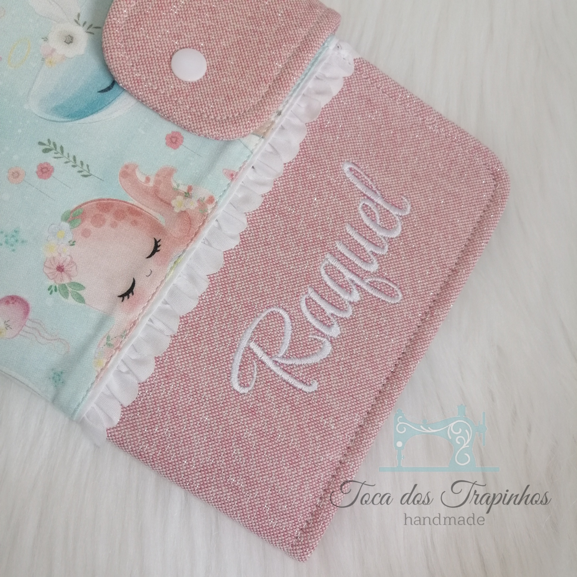 Conjunto de tecidos rosa e azul com bordado branco e desenhos de veado e flores