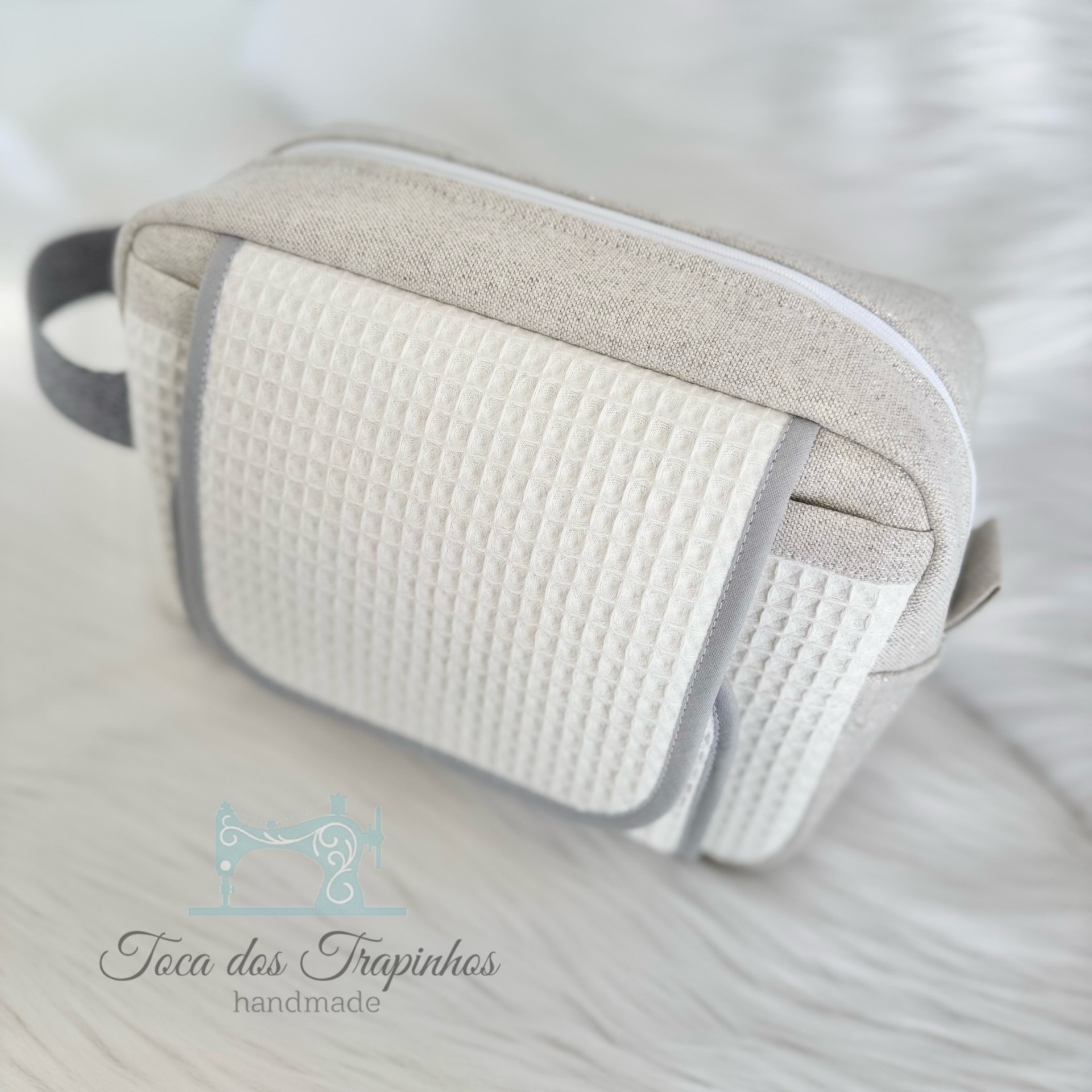 Necessaire de tecido bege claro com textura waffle branca