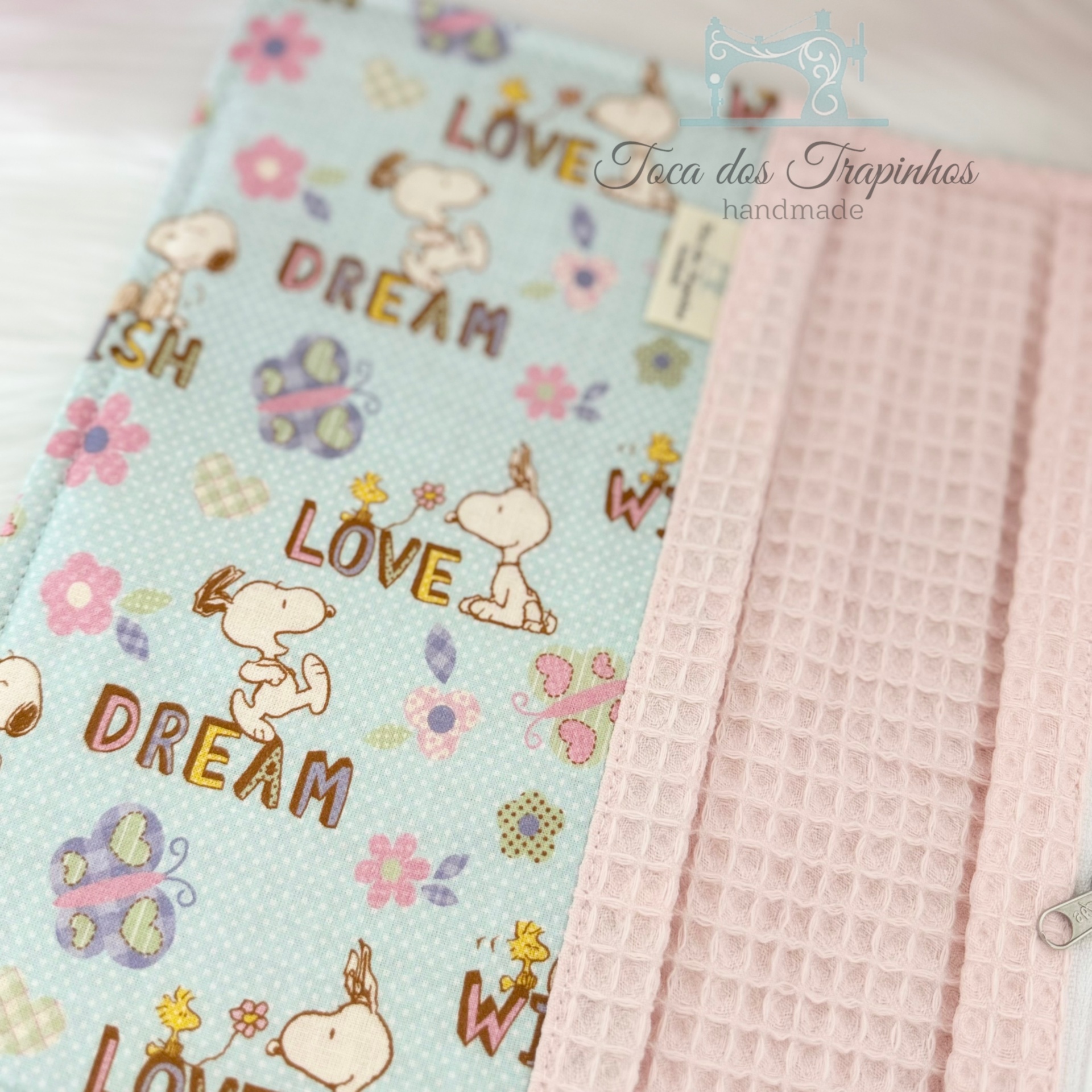 Tecido com padrão Snoopy colorido e tecido rosa com textura de waffle