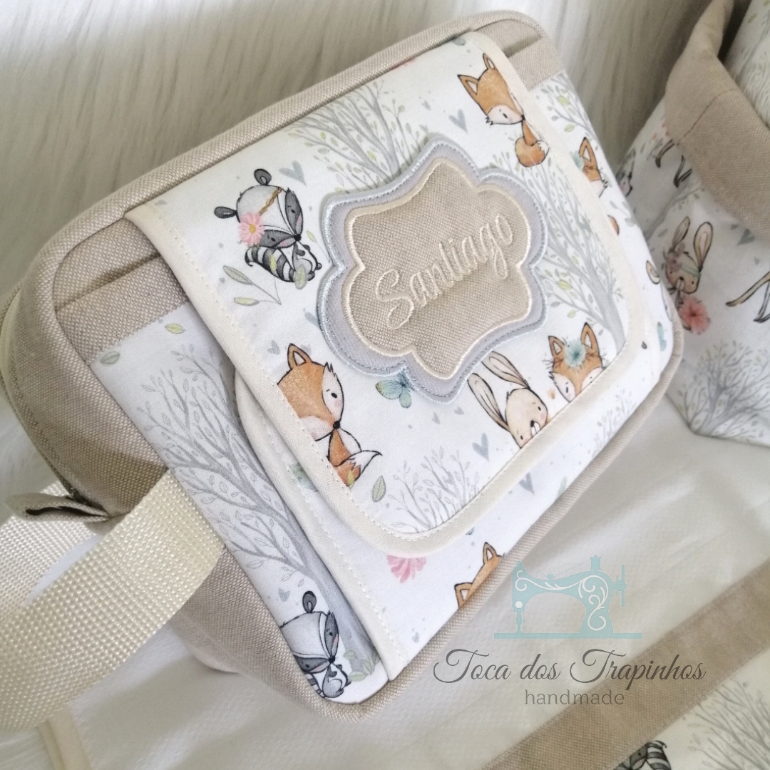 Bolsa em tecido com padrão de animais e nome Santiago bordado