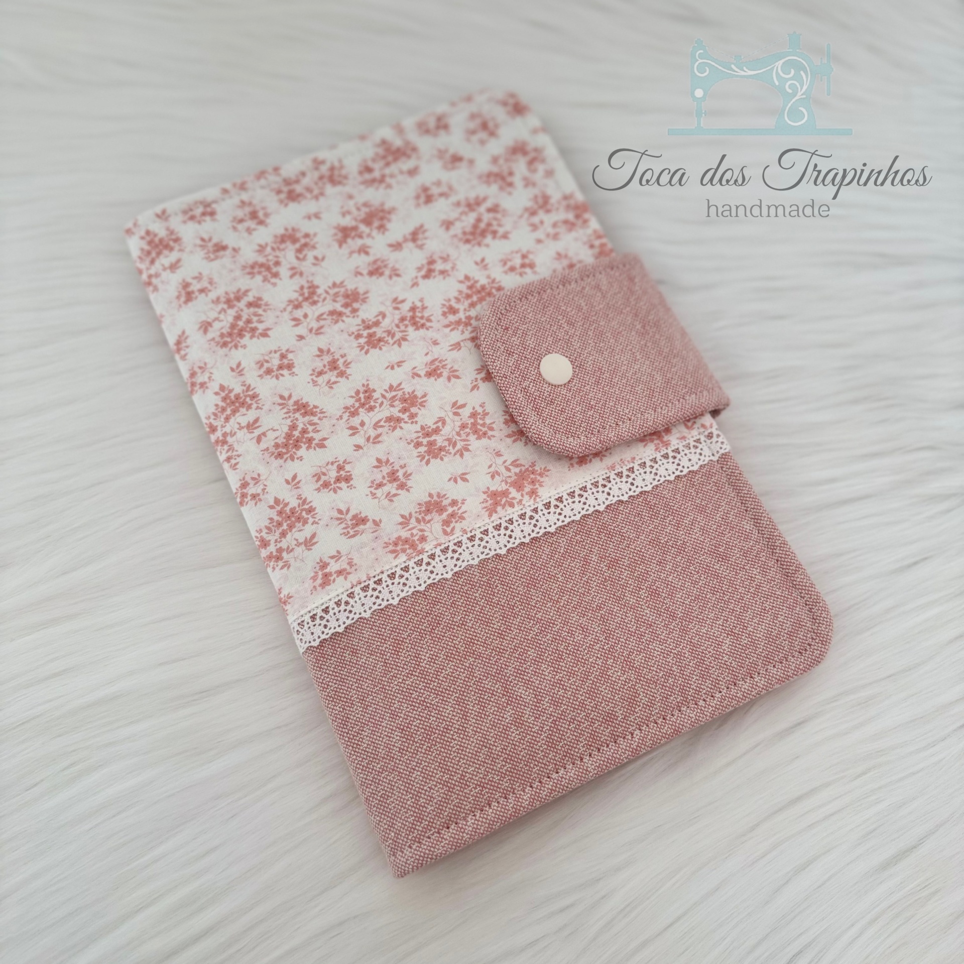 Capa ou estojo em tecido com padrão floral rosa e branco e renda