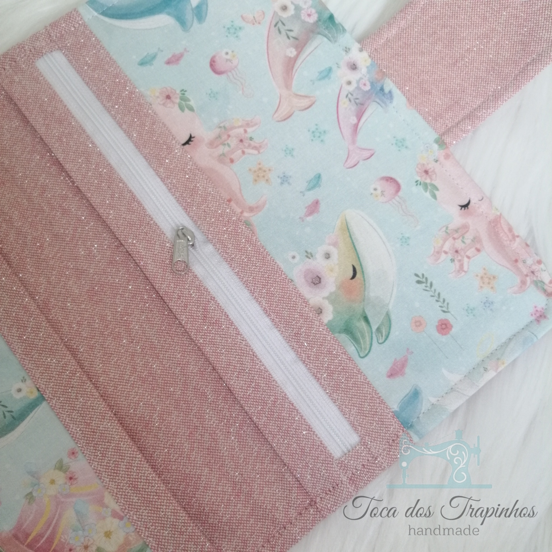 Carteira ou bolsa rosa com padrão de sereias e fecho branco