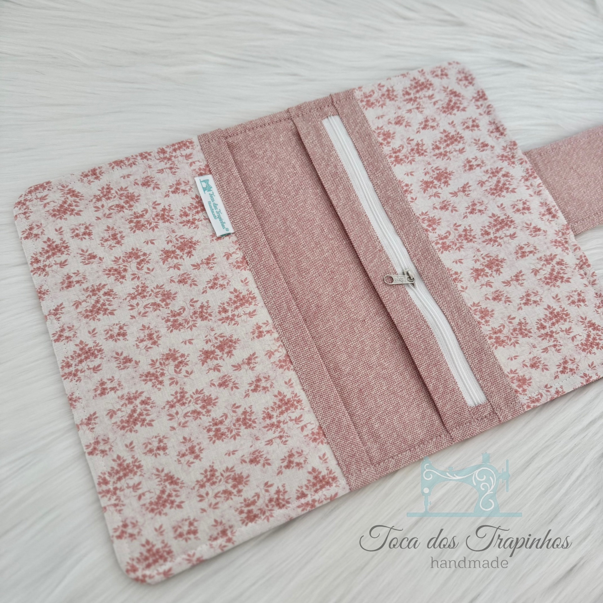 Carteira artesanal cor de rosa com padrão floral e fecho zíper