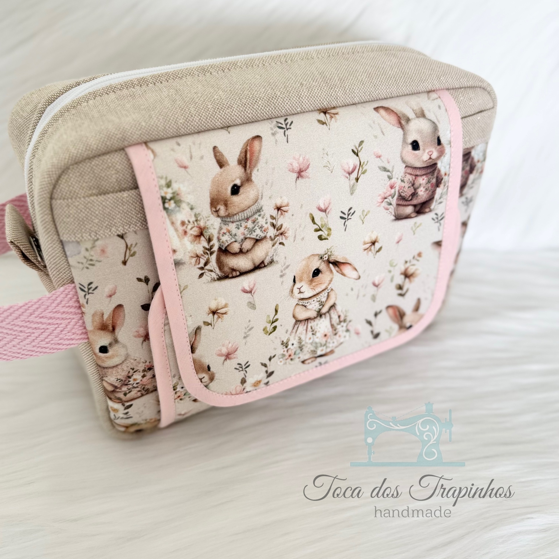 Bolsa pequena de tecido com padrão de coelhinhos e flores