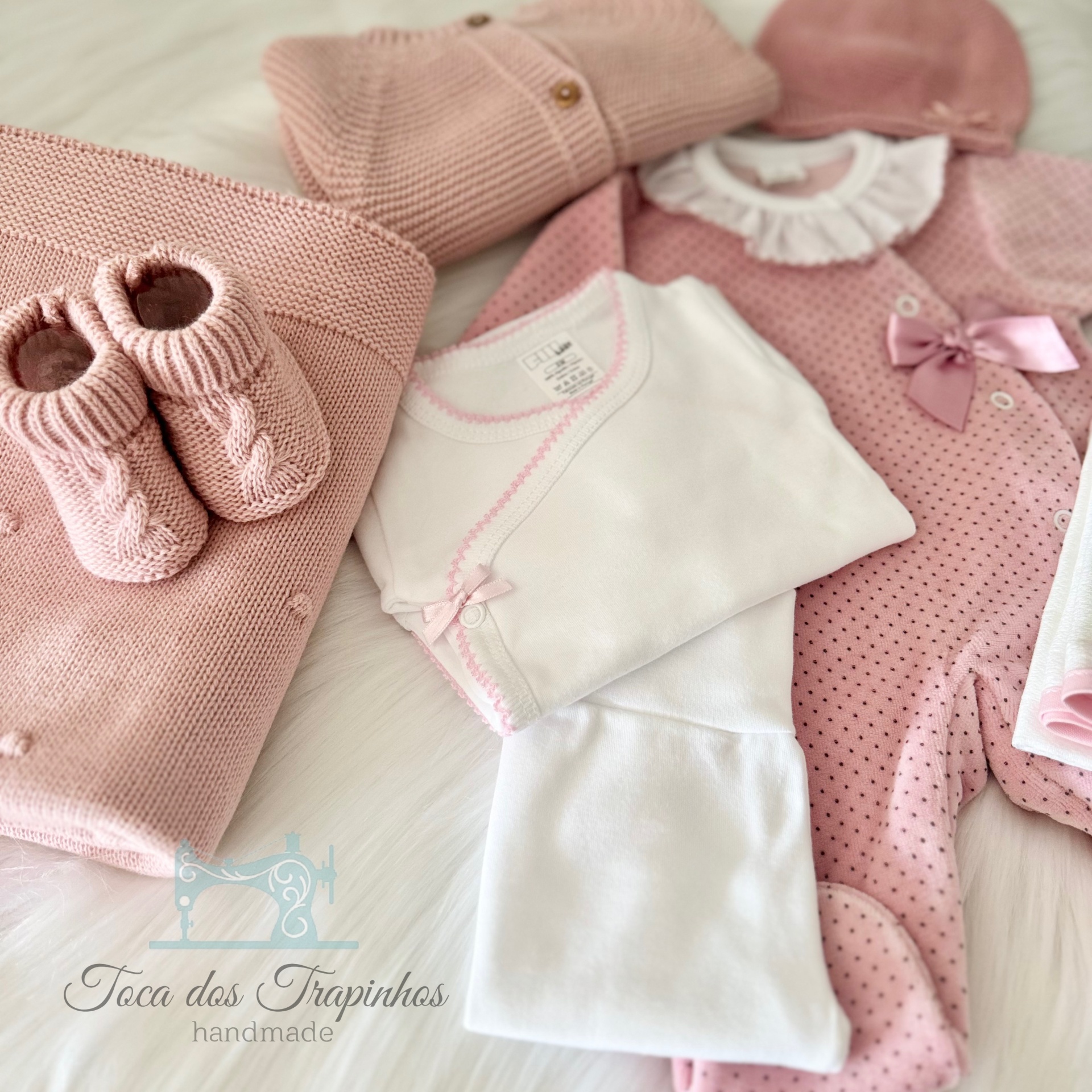 Conjunto de roupa de bebé rosa com sapatos e manta de malha