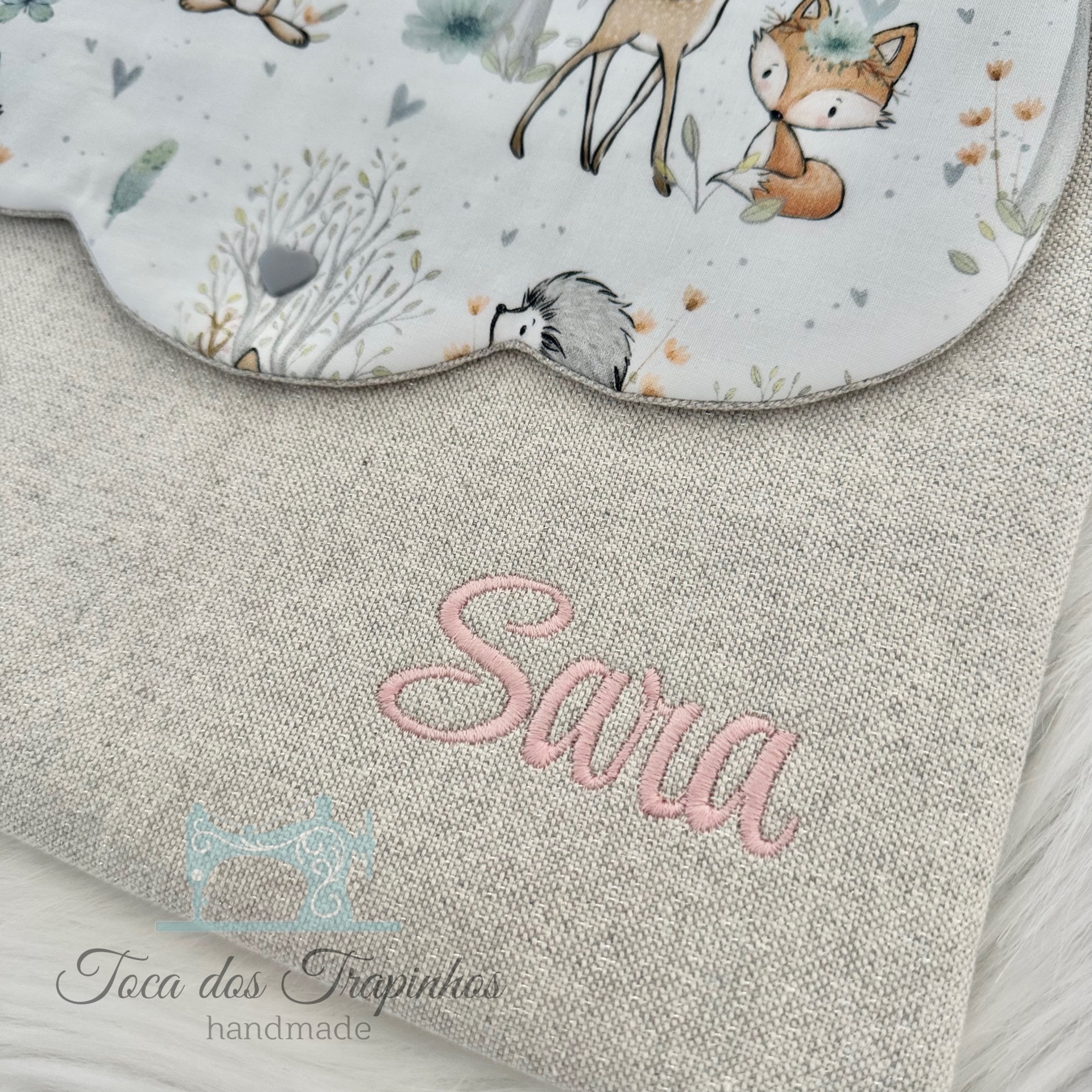 Manta ou toalha cinza com estampado de animais e nome bordado Sara