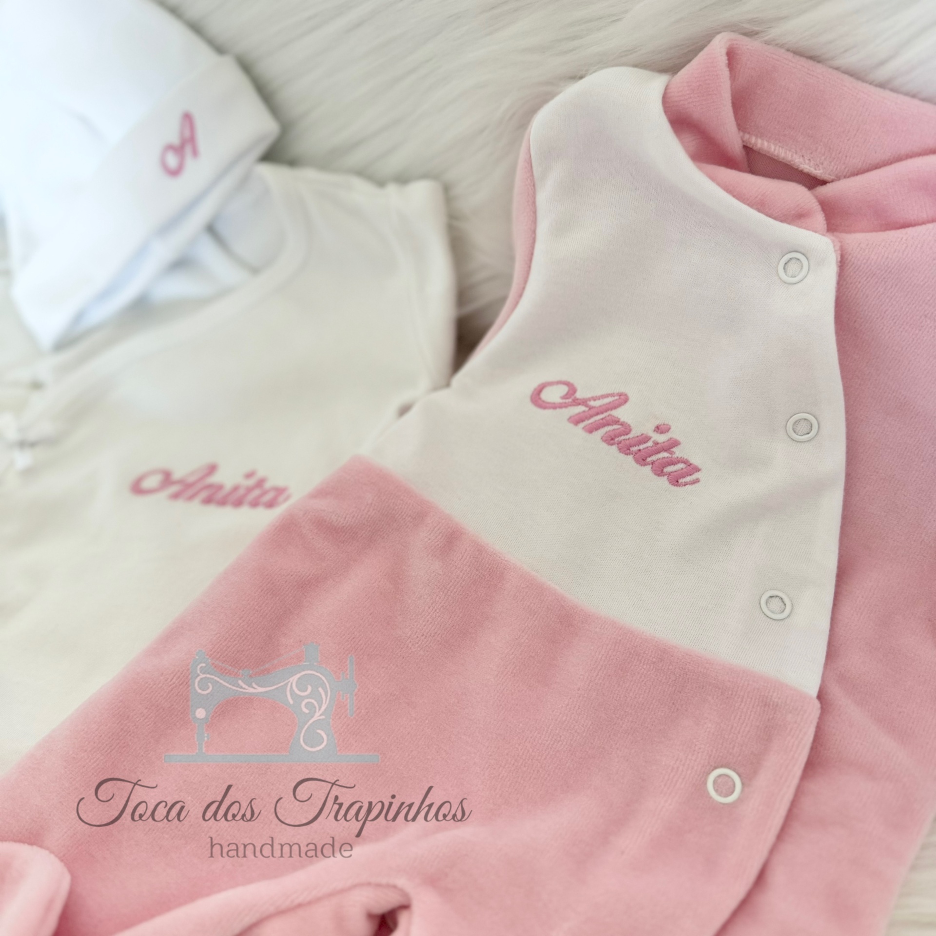 Conjunto roupa bebé pelele rosa e branco com nome bordado Anita e gorro branco
