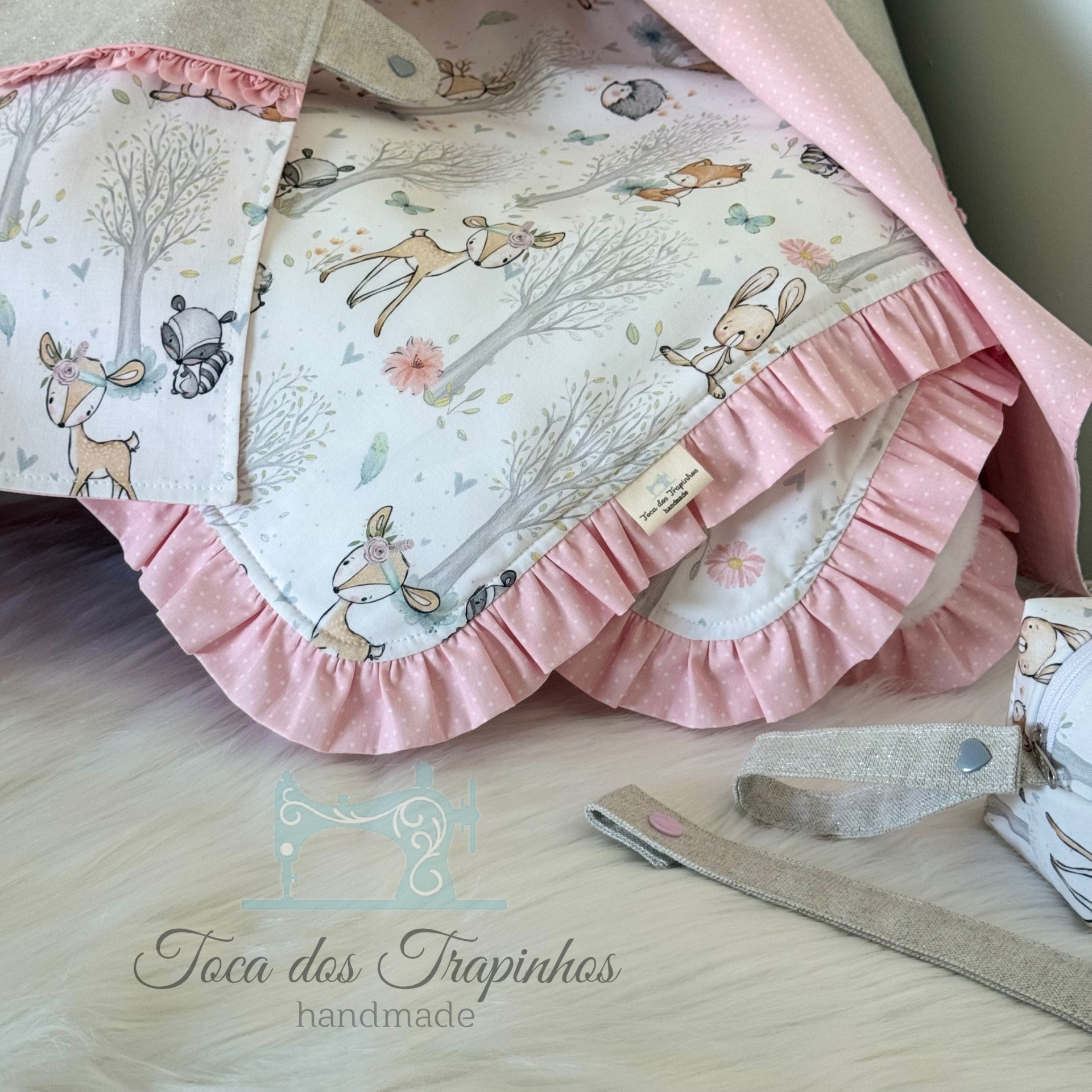 Mantinha bebé rosa com padrão de animais e folhos