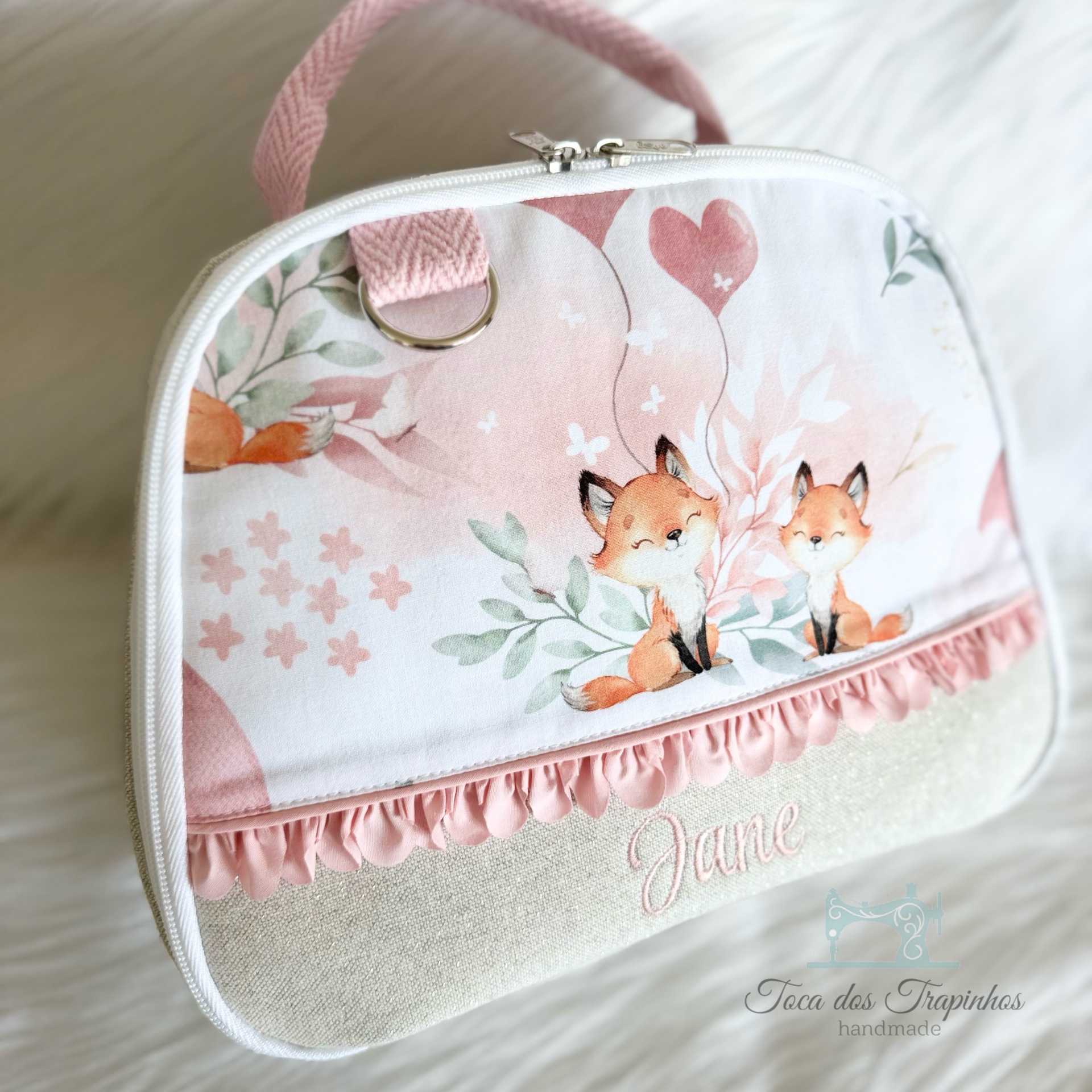 Mala infantil com padrão de raposas e detalhes cor-de-rosa com bordado Jane.