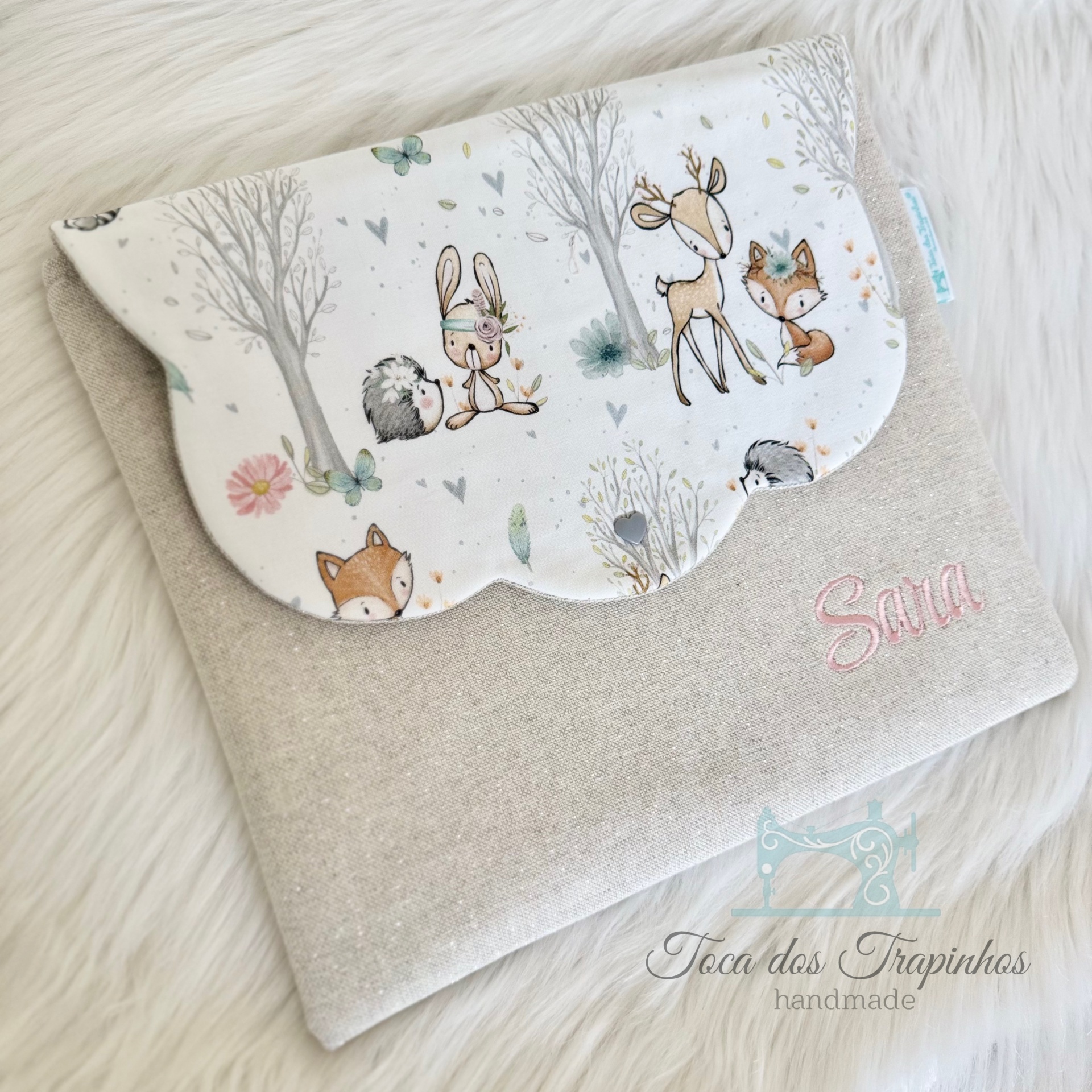 Bolsa tecido cinza claro com aba estampada com animais da floresta e bordado Sara