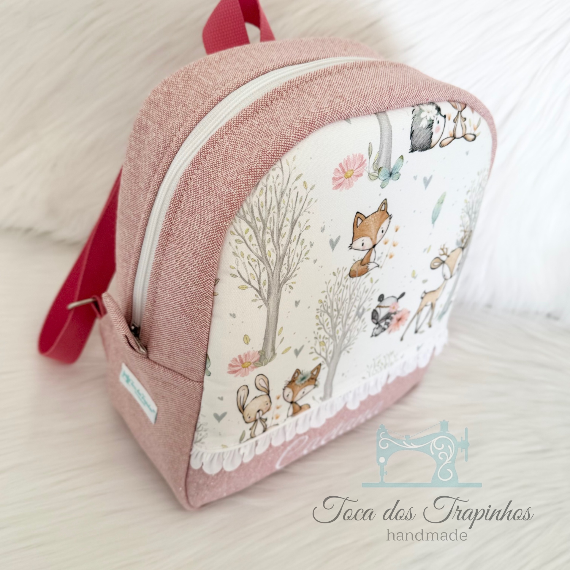 Mochila infantil rosa com padrão de animais da floresta